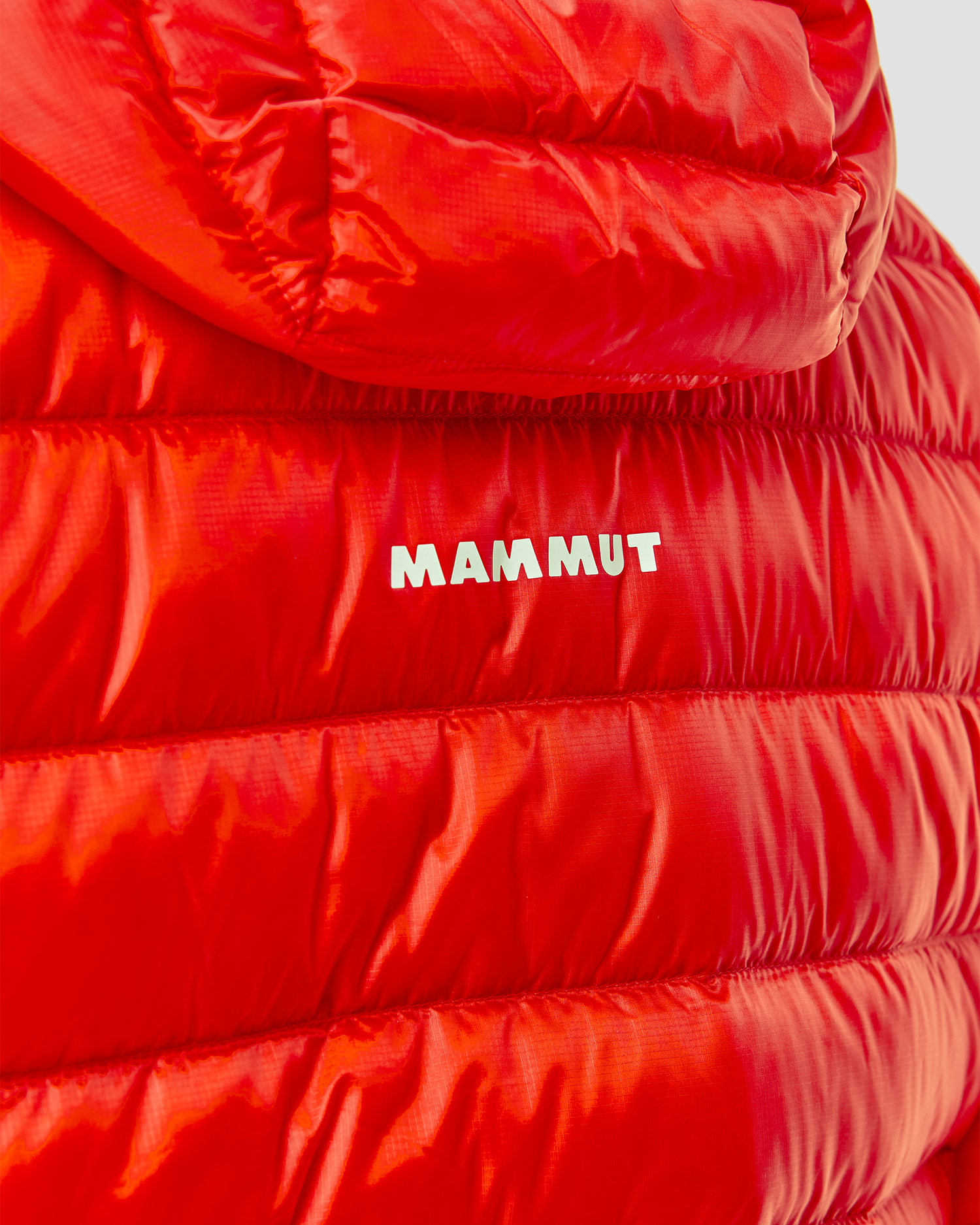 Péřová pánská bunda Mammut Broad Peak IN Hooded Jacket Men v červené barvě