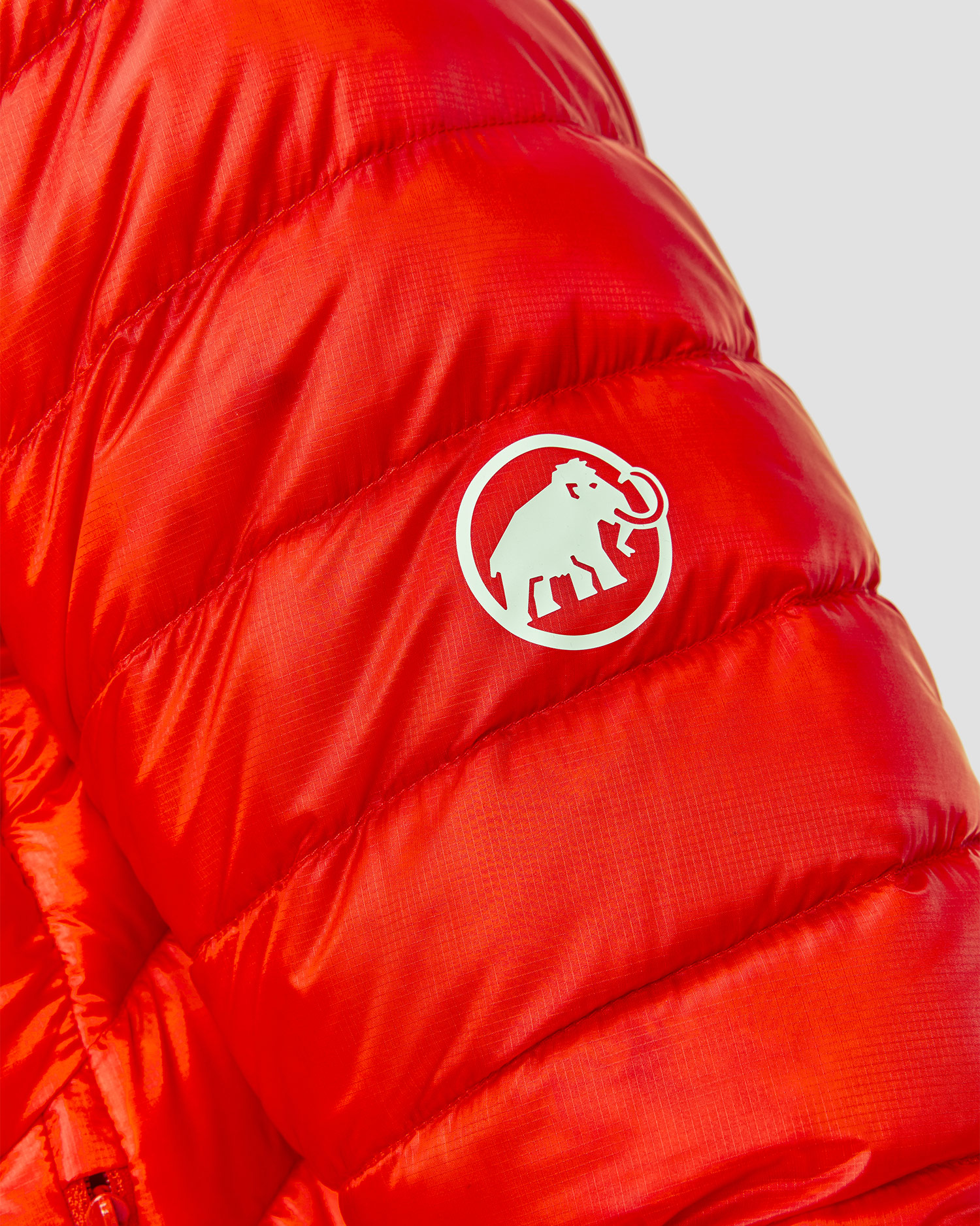Péřová pánská bunda Mammut Broad Peak IN Hooded Jacket Men v červené barvě
