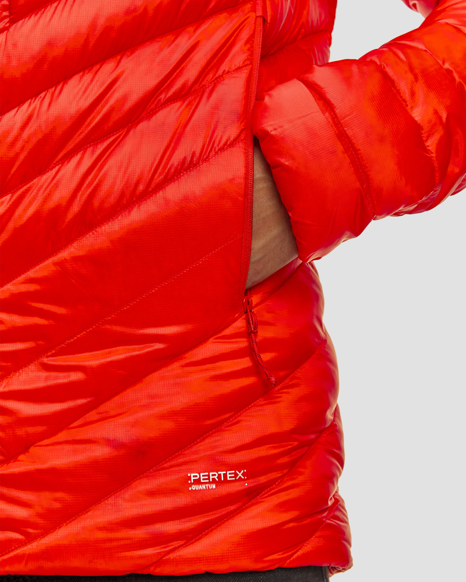 Péřová pánská bunda Mammut Broad Peak IN Hooded Jacket Men v červené barvě