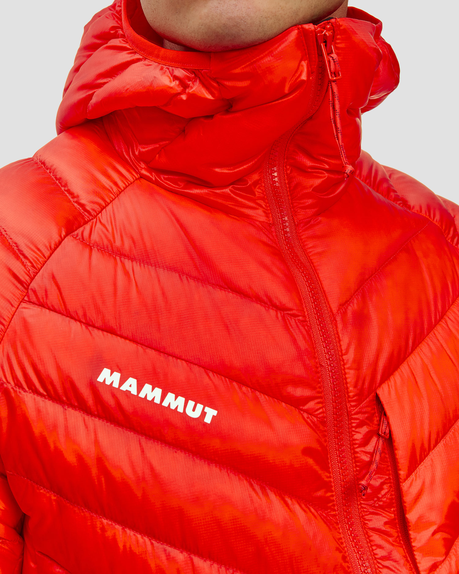 Péřová pánská bunda Mammut Broad Peak IN Hooded Jacket Men v červené barvě