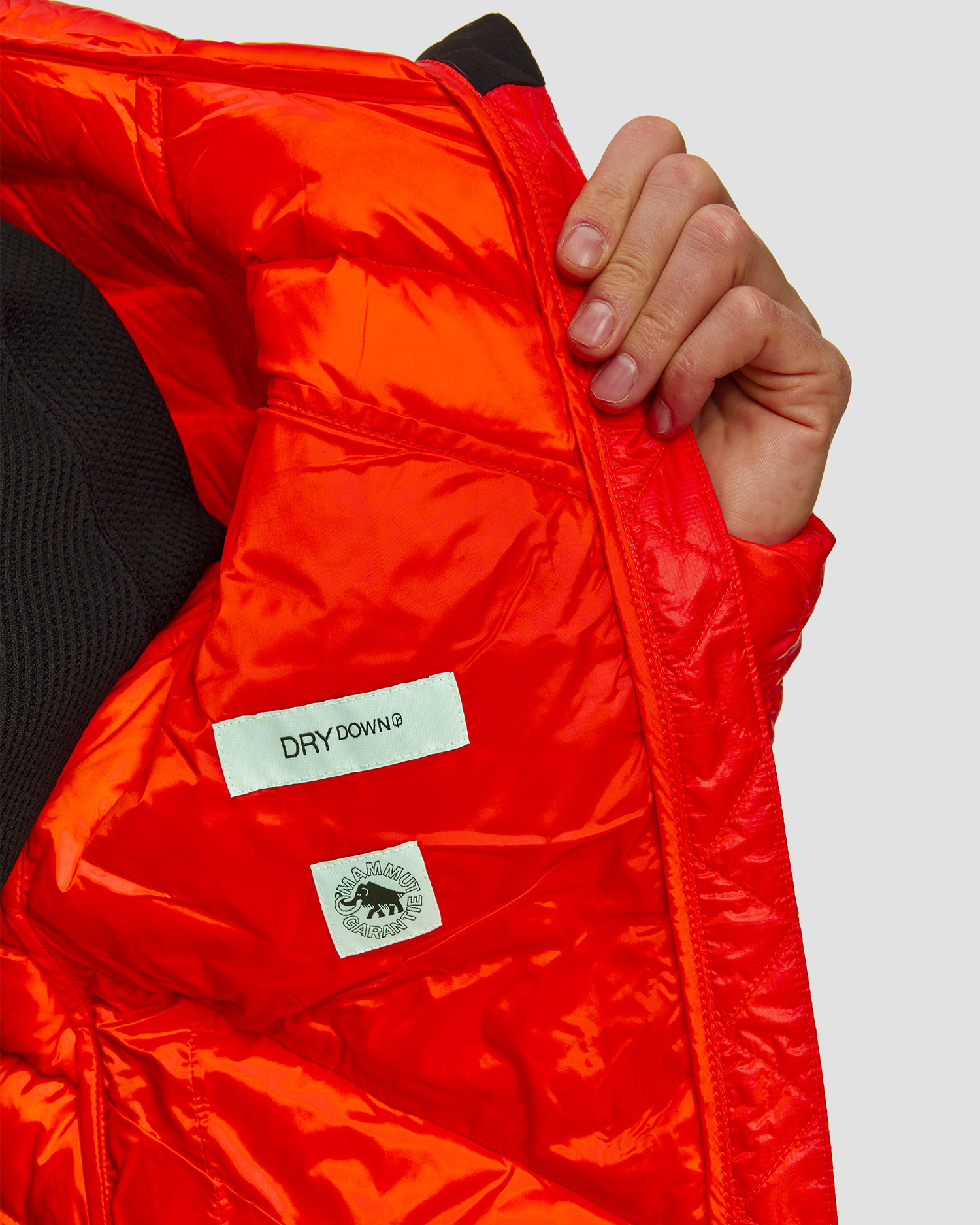 Péřová pánská bunda Mammut Broad Peak IN Hooded Jacket Men v červené barvě