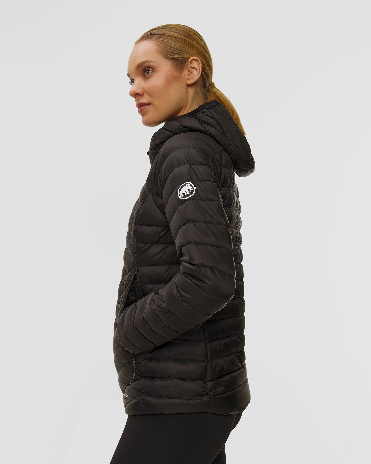 Dámská péřová bunda Mammut Broad Peak IN Hooded Jacket Women v černé barvě