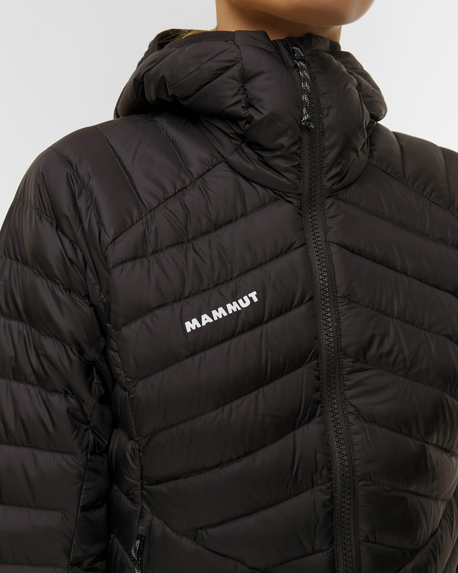Dámská péřová bunda Mammut Broad Peak IN Hooded Jacket Women v černé barvě