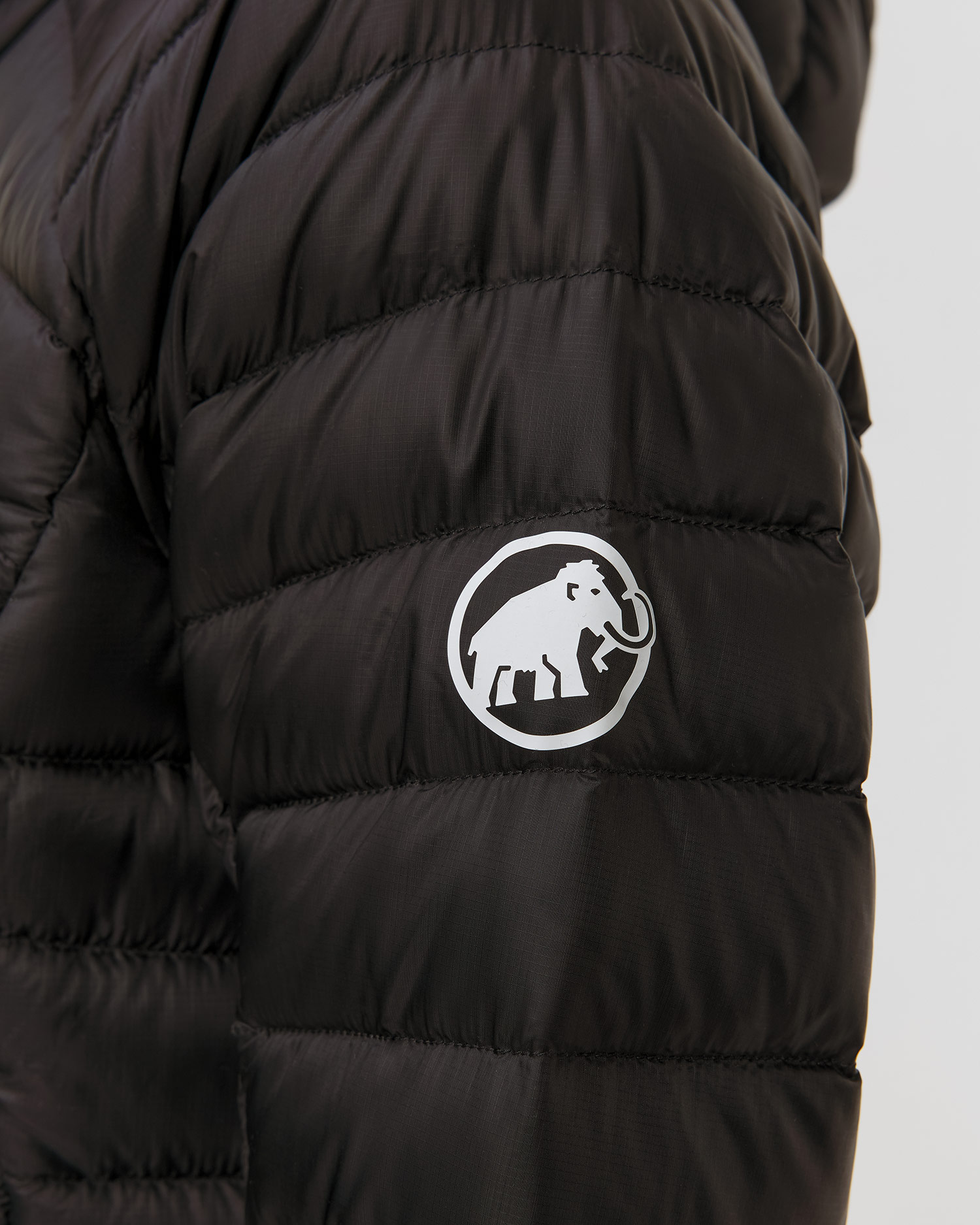 Doudoune noire pour femmes Mammut Broad Peak IN Hooded Jacket Women