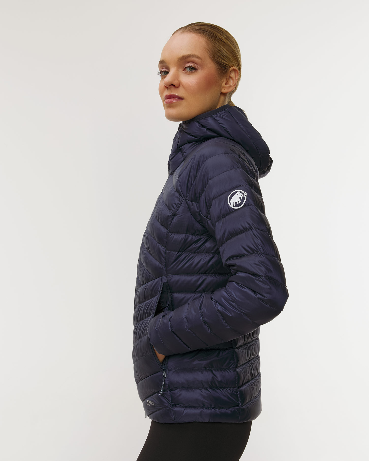 Dámská péřová bunda Mammut Broad Peak IN Hooded Jacket Women v tmavě modré barvě
