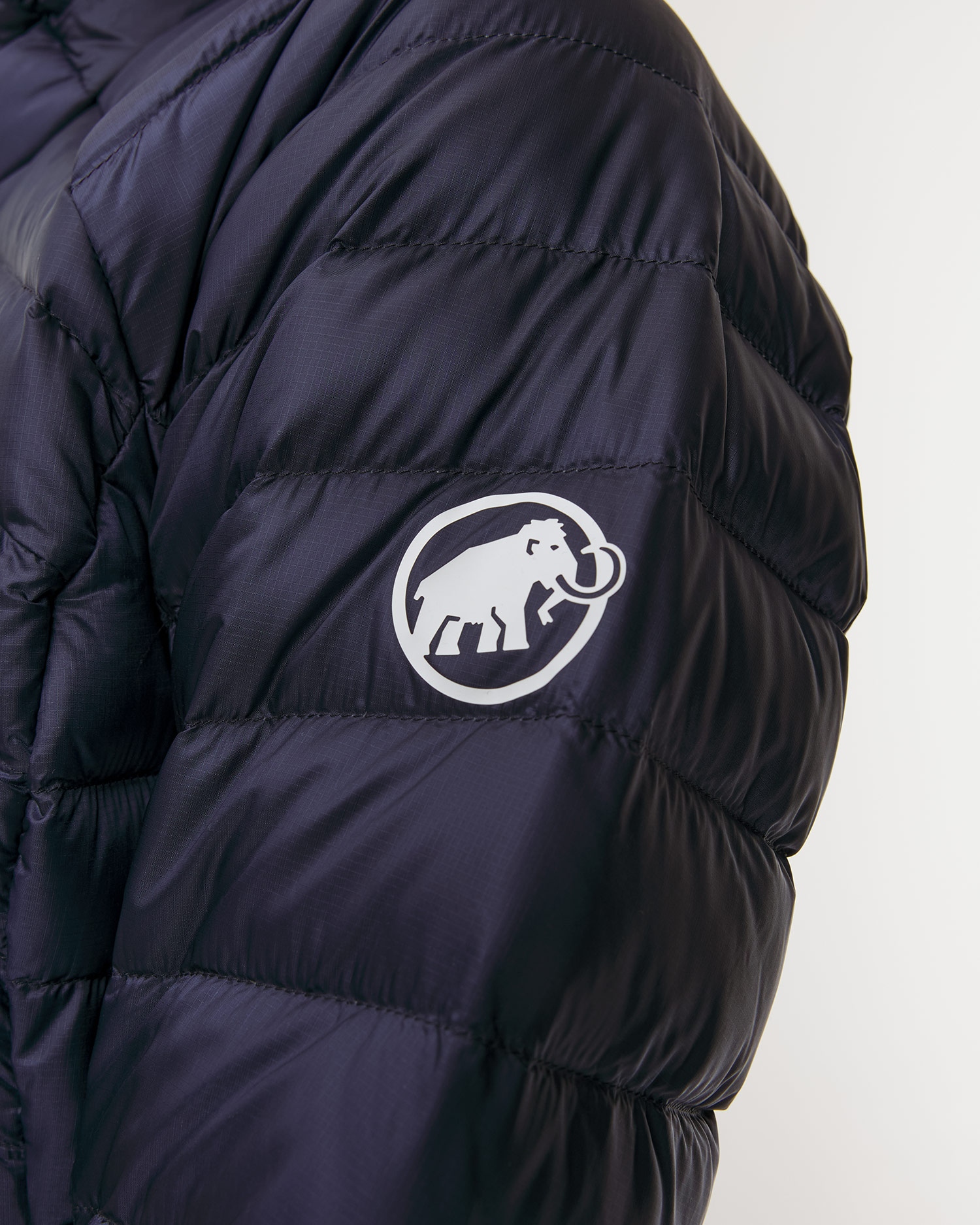 Dámská péřová bunda Mammut Broad Peak IN Hooded Jacket Women v tmavě modré barvě