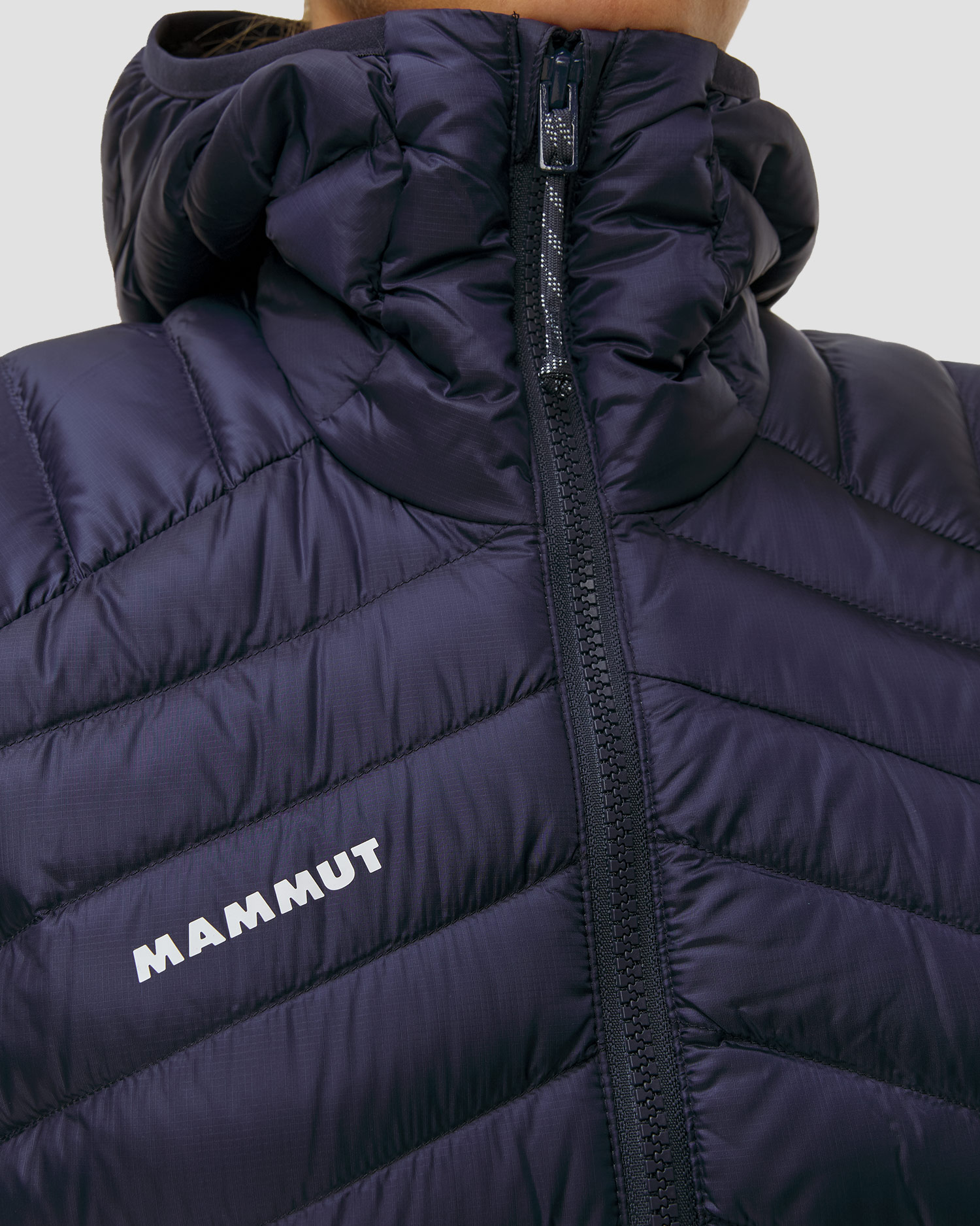 Dámská péřová bunda Mammut Broad Peak IN Hooded Jacket Women v tmavě modré barvě
