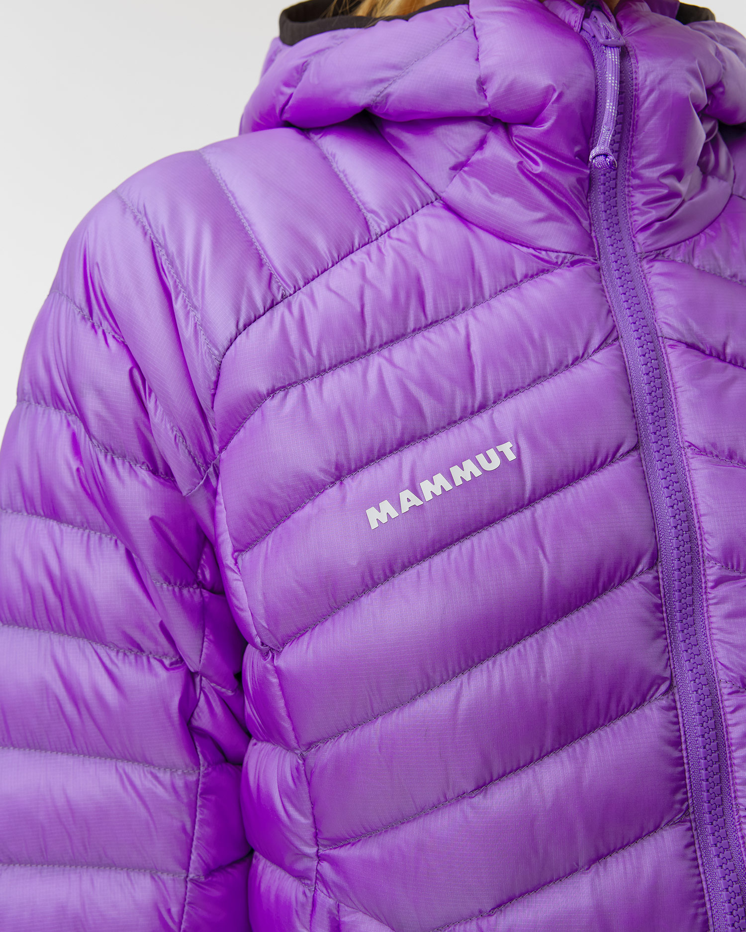 Dámská péřová bunda Mammut Broad Peak IN Hooded Jacket Women ve fialové barvě