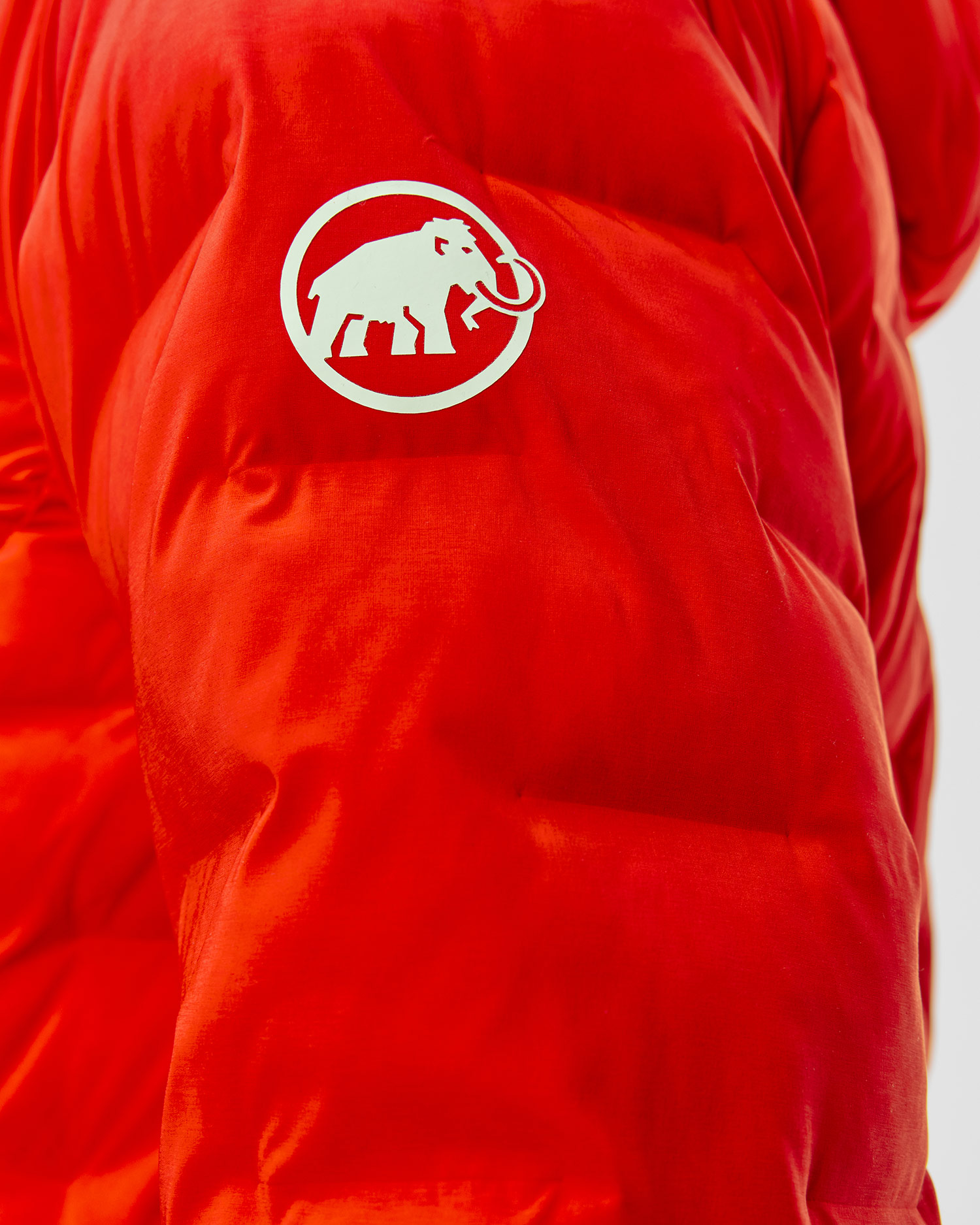 Pánská zateplená bunda Mammut Sender IN Hooded Jacket Women v červené barvě