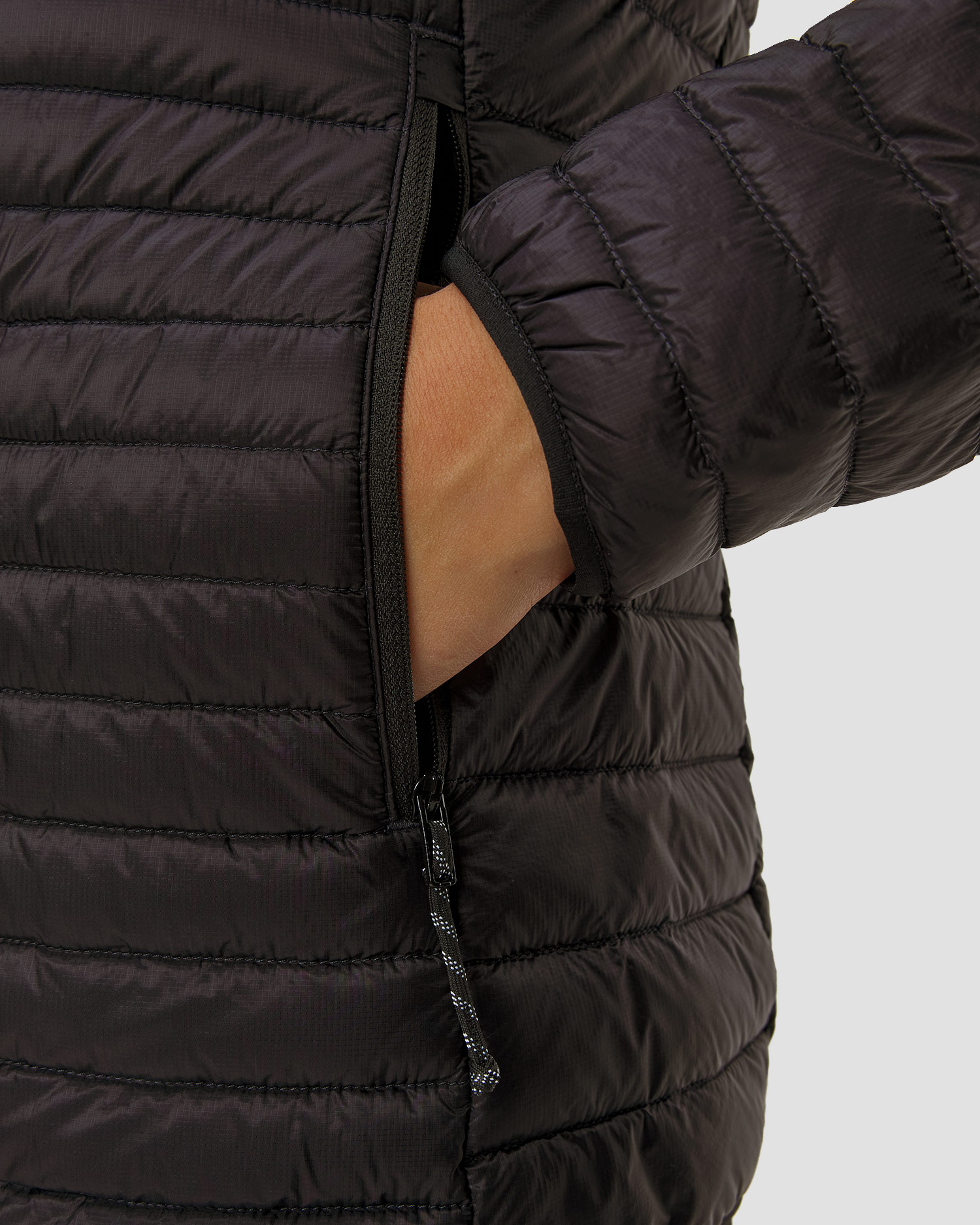 Dámská péřová bunda Mammut Broad Peak Light IN Hooded Jacket Women v černé barvě