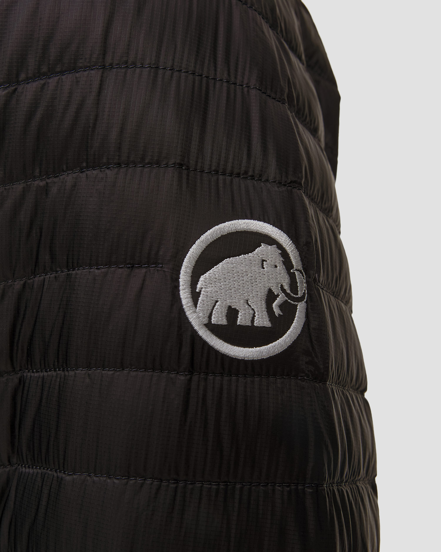 Dámská péřová bunda Mammut Broad Peak Light IN Hooded Jacket Women v černé barvě