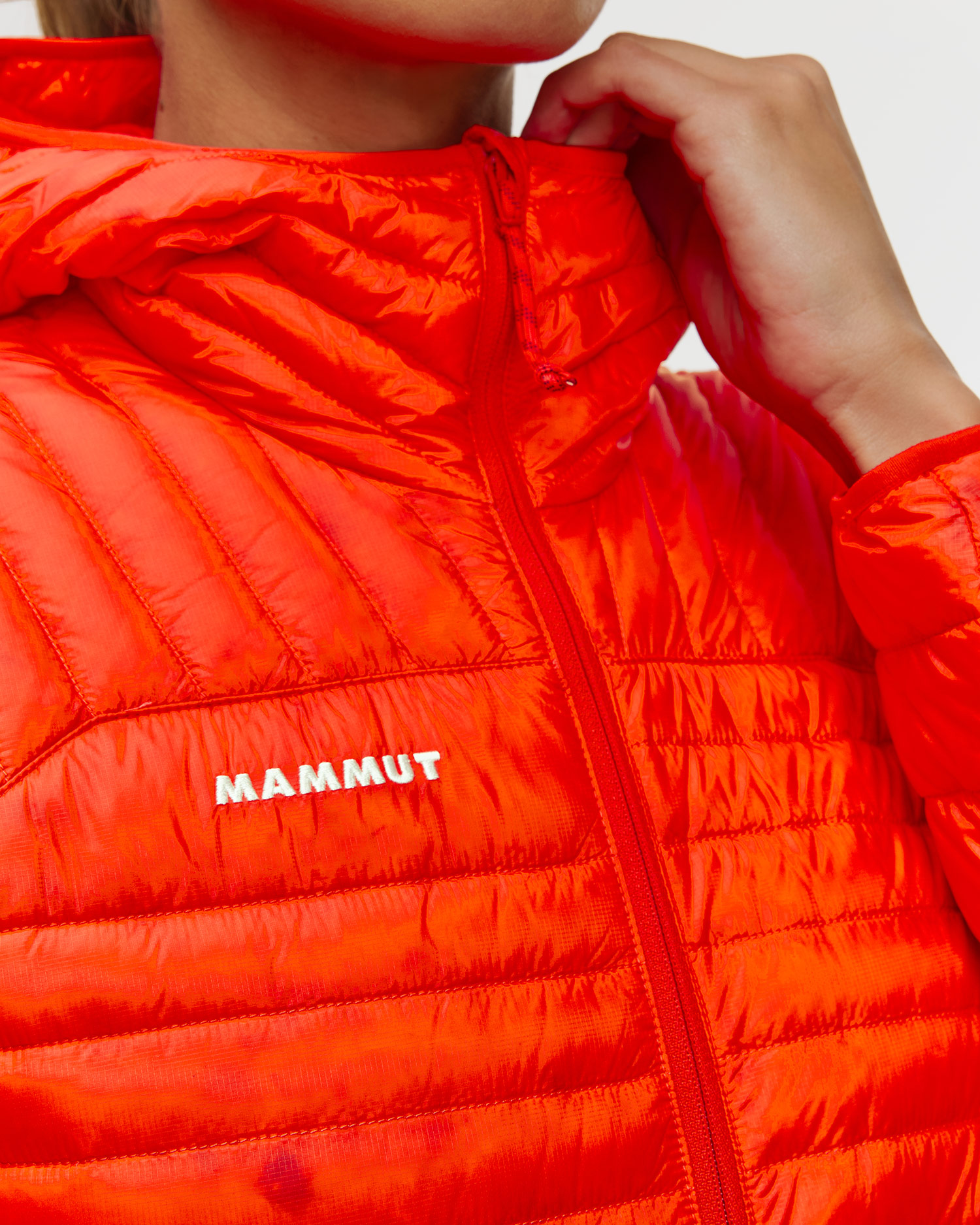 Péřová dámská bunda Mammut Broad Peak Light IN Hooded Jacket Women v červené barvě