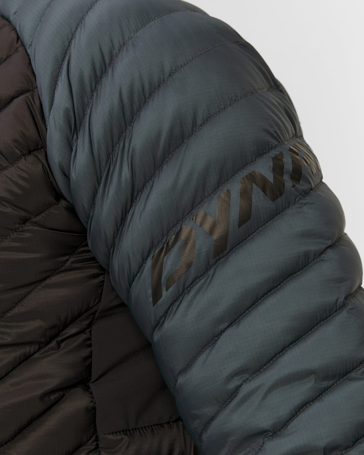 Pánská prošívaná bunda Dynafit Radical Down RDS M Hood Jkt v černé a šedé barvě