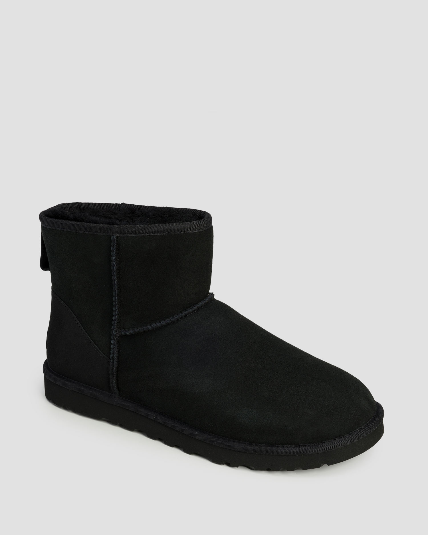 Chaussures isolées noires pour hommes UGG Classic Mini 