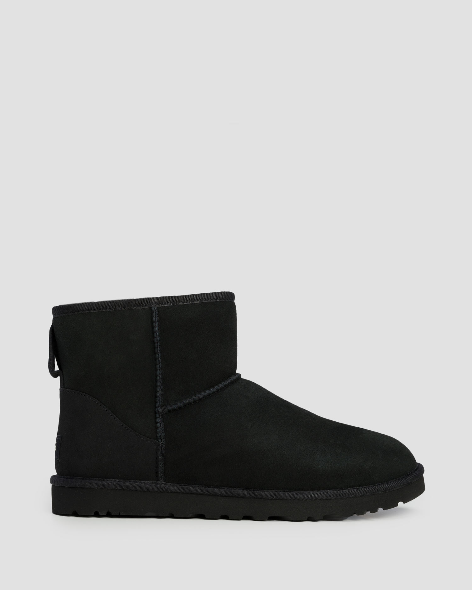 Chaussures isolées noires pour hommes UGG Classic Mini 