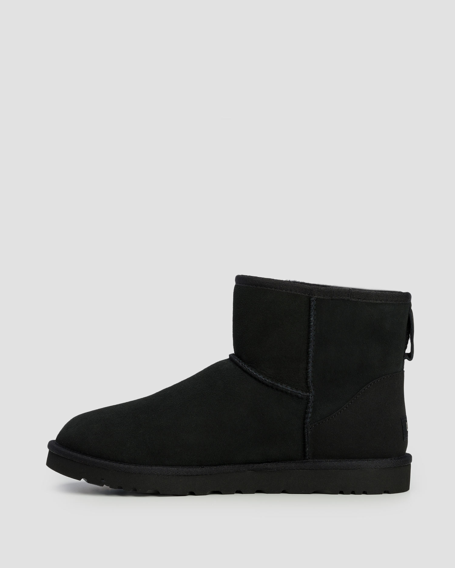 Chaussures isolées noires pour hommes UGG Classic Mini 