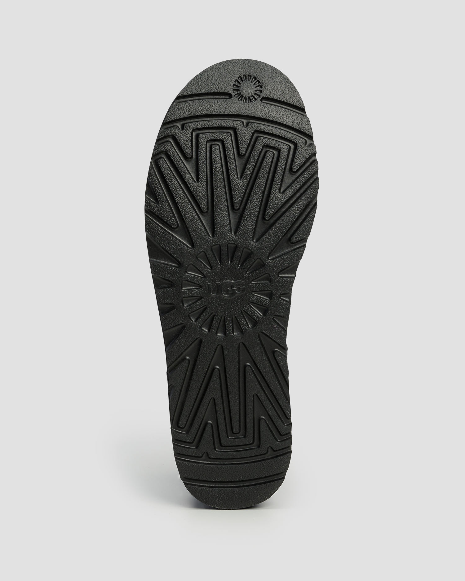 Chaussures isolées noires pour hommes UGG Classic Mini 