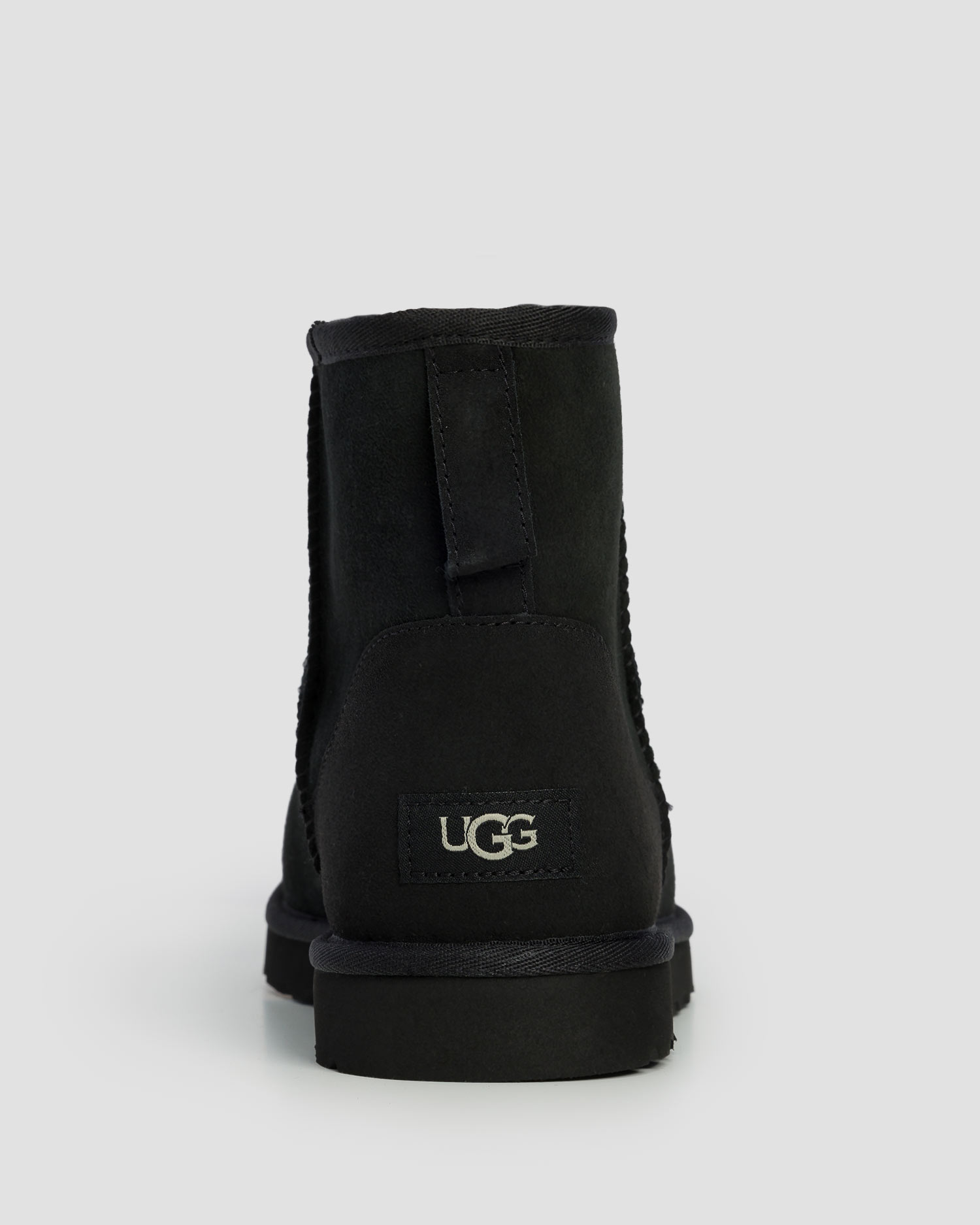 Chaussures isolées noires pour hommes UGG Classic Mini 