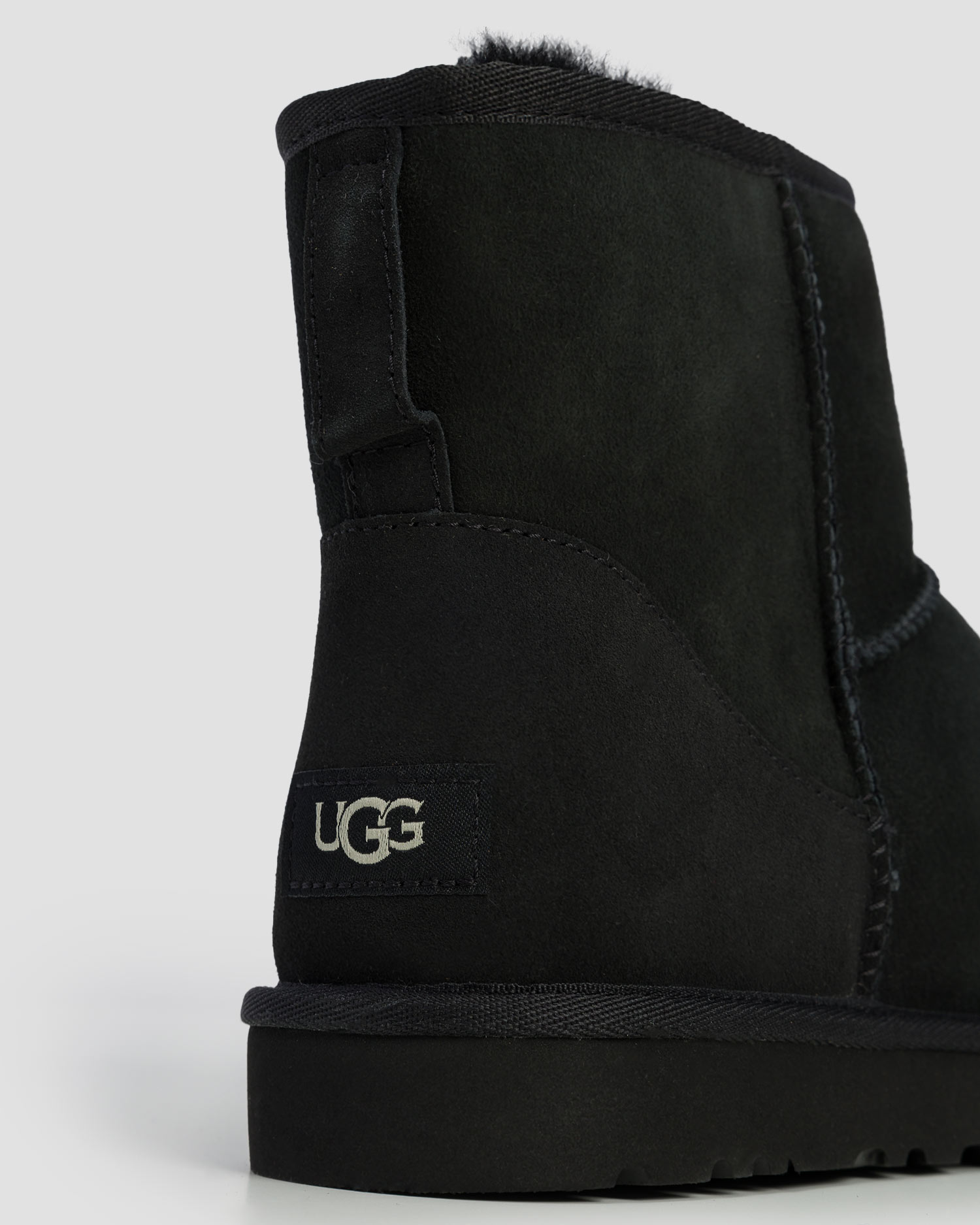Chaussures isolées noires pour hommes UGG Classic Mini 