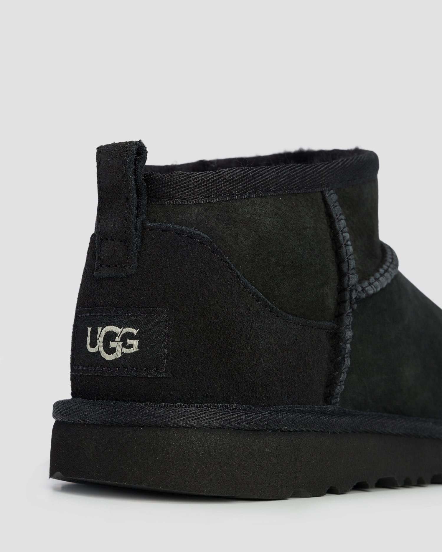 Dětské zimní boty UGG Classic Ultra Mini v Černé Barvě