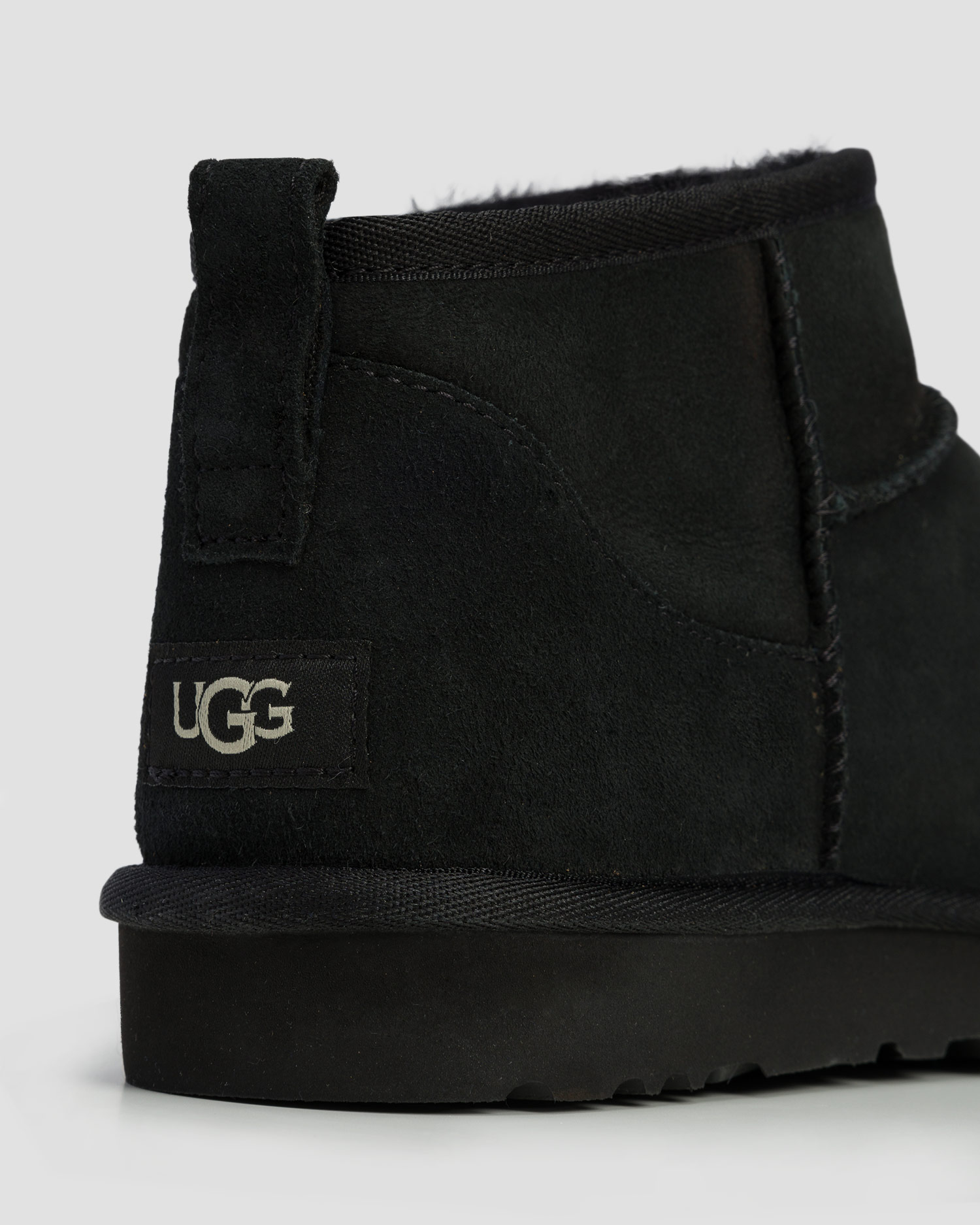 Chaussures noires pour hommes UGG Classic Ultra Mini 