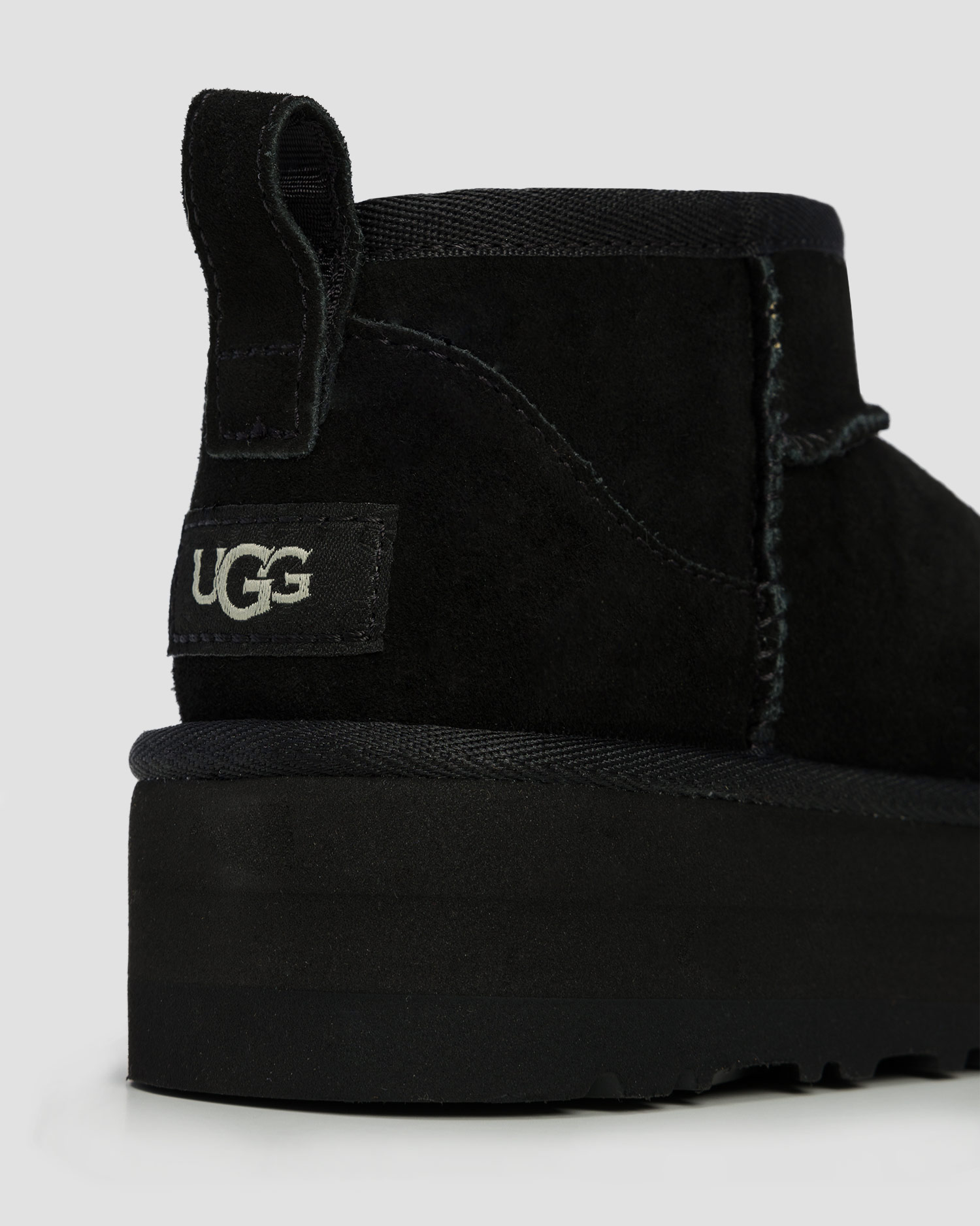 Dětské zateplené boty UGG Classic Ultra Mini Platform v černé barvě