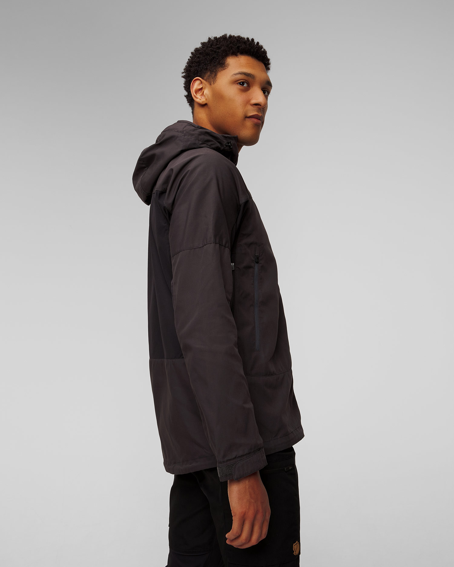 Fjallraven Abisko Lite Trekking Jacket M Herren-Trekkingjacke in Schwarz und Grau