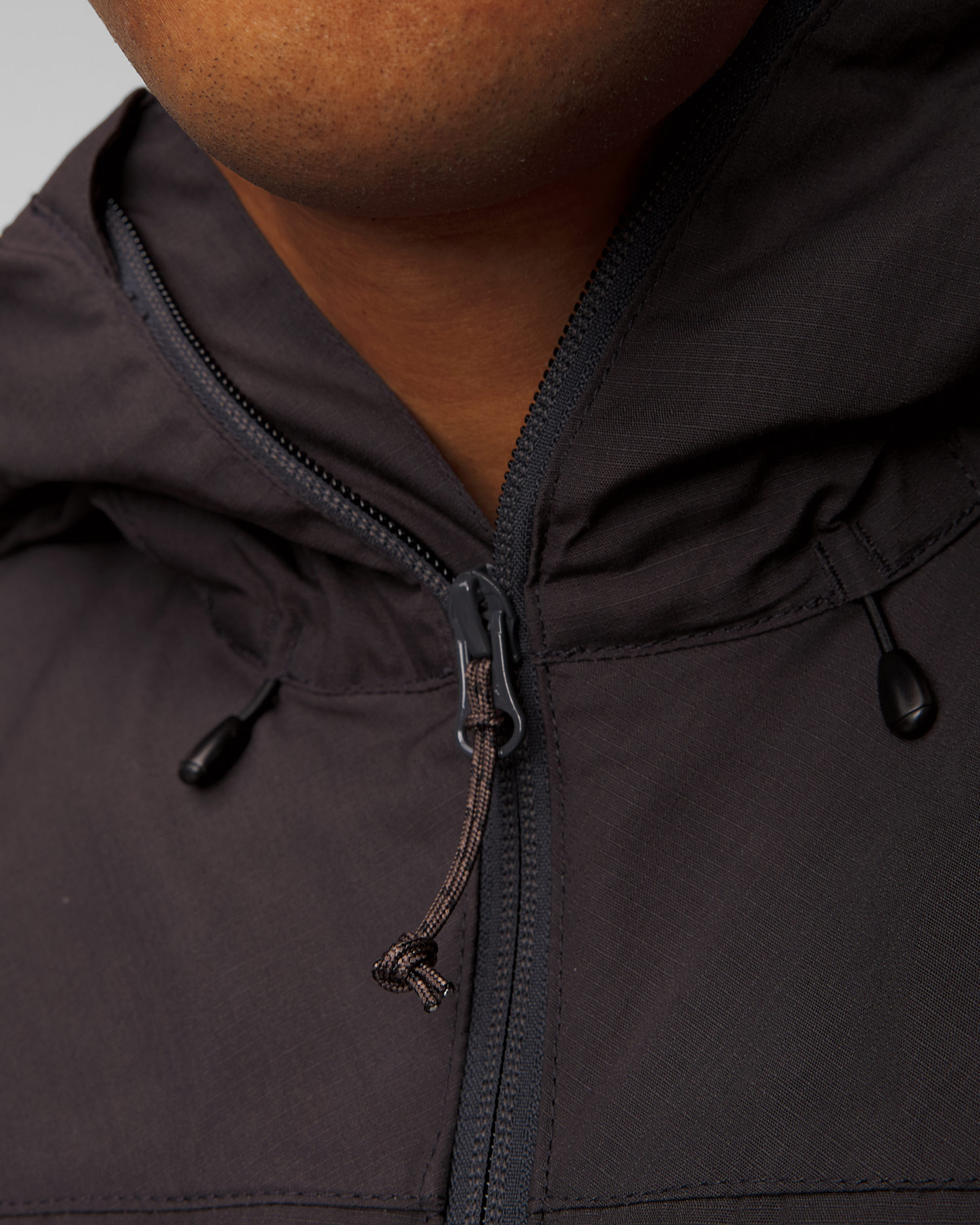 Fjallraven Abisko Lite Trekking Jacket M Herren-Trekkingjacke in Schwarz und Grau