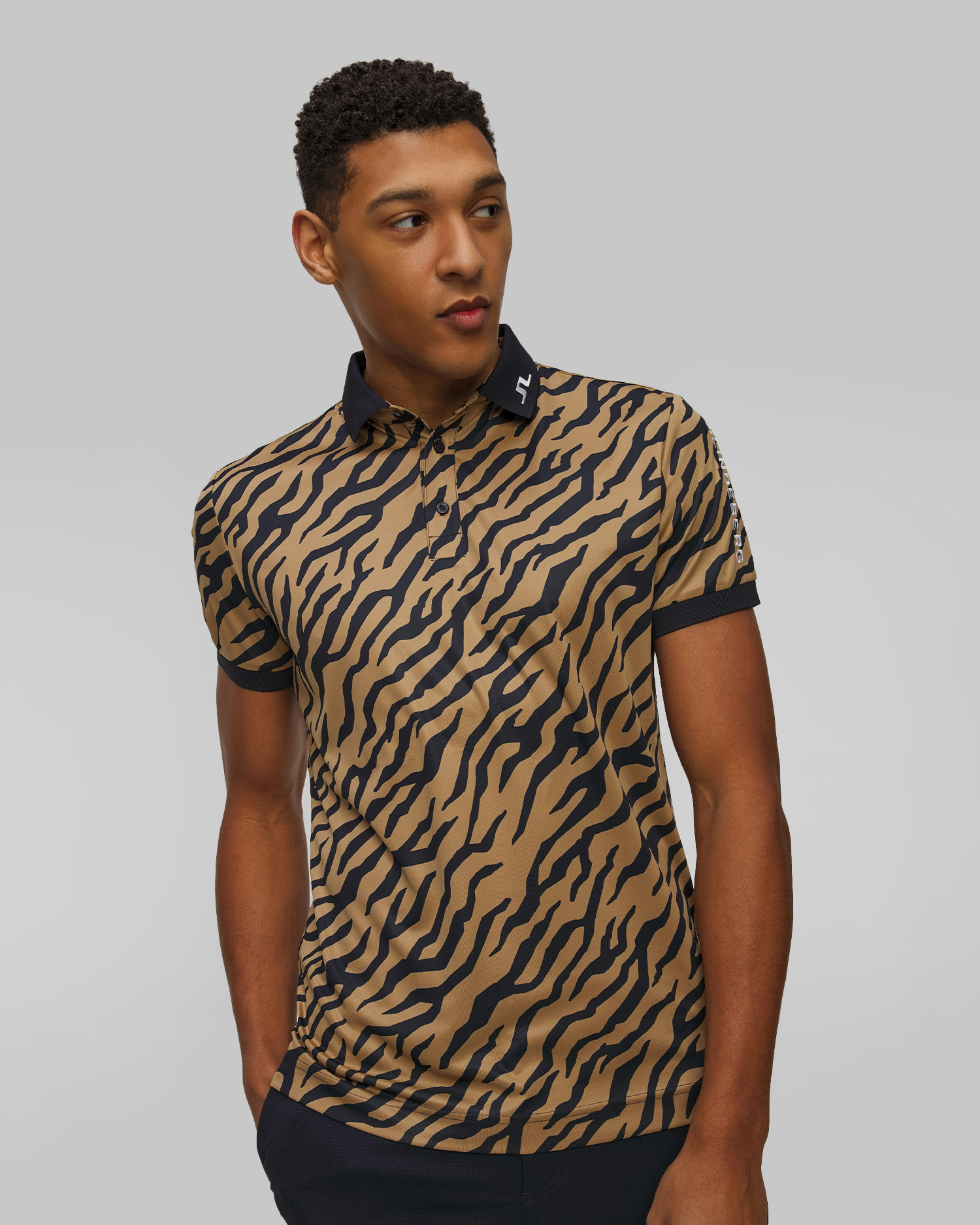 Pánské funkční polo J.Lindeberg Tour Tech Print Polo ve Zlatém a Černém Barevném Odstínu