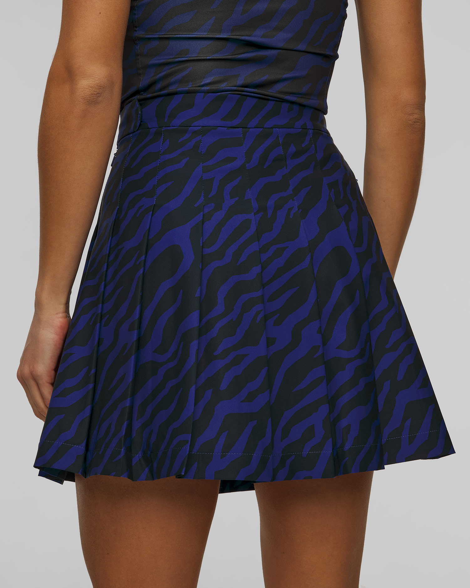 Sportovní sukně J.Lindeberg Adina Print Skirt v Tmavě Modrém a Černém Barevném Provedení