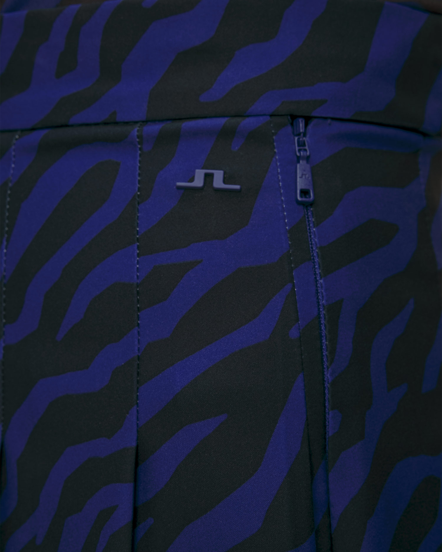 Sportovní sukně J.Lindeberg Adina Print Skirt v Tmavě Modrém a Černém Barevném Provedení