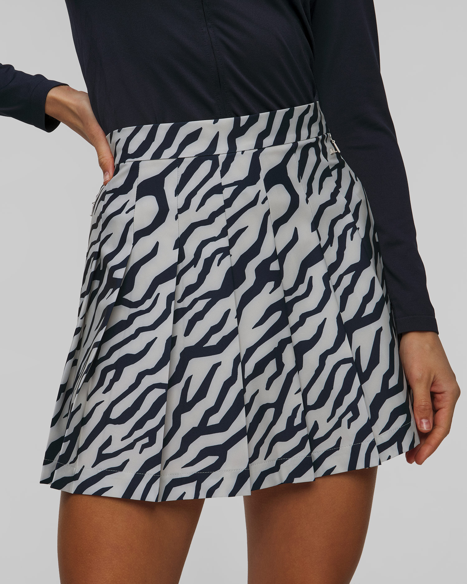 Sportovní sukně J.Lindeberg Adina Print Skirt v Černobílém Barevném Provedení