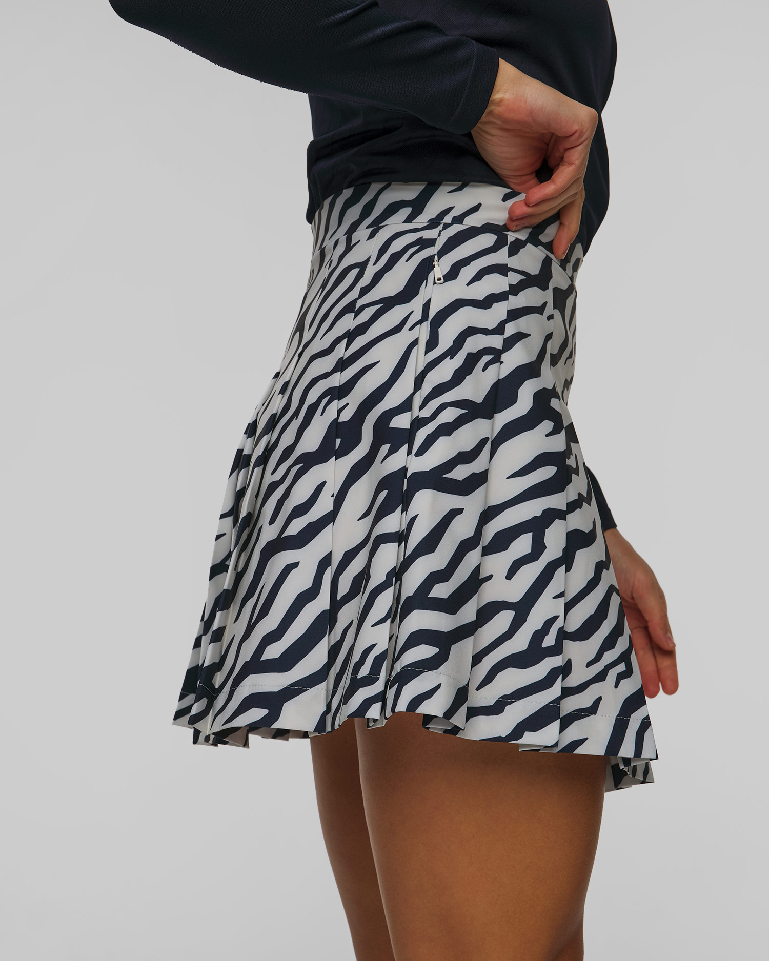 Sportovní sukně J.Lindeberg Adina Print Skirt v Černobílém Barevném Provedení