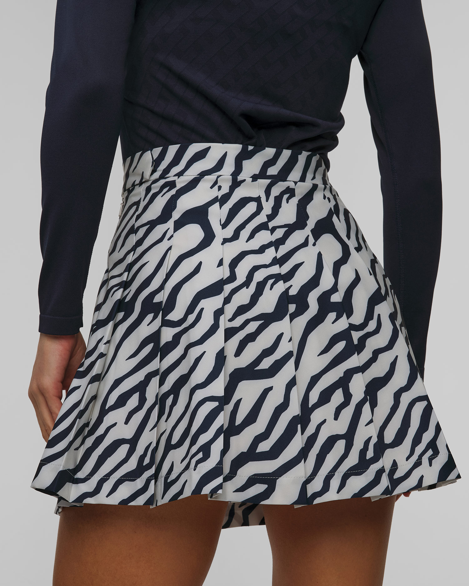 Sportovní sukně J.Lindeberg Adina Print Skirt v Černobílém Barevném Provedení