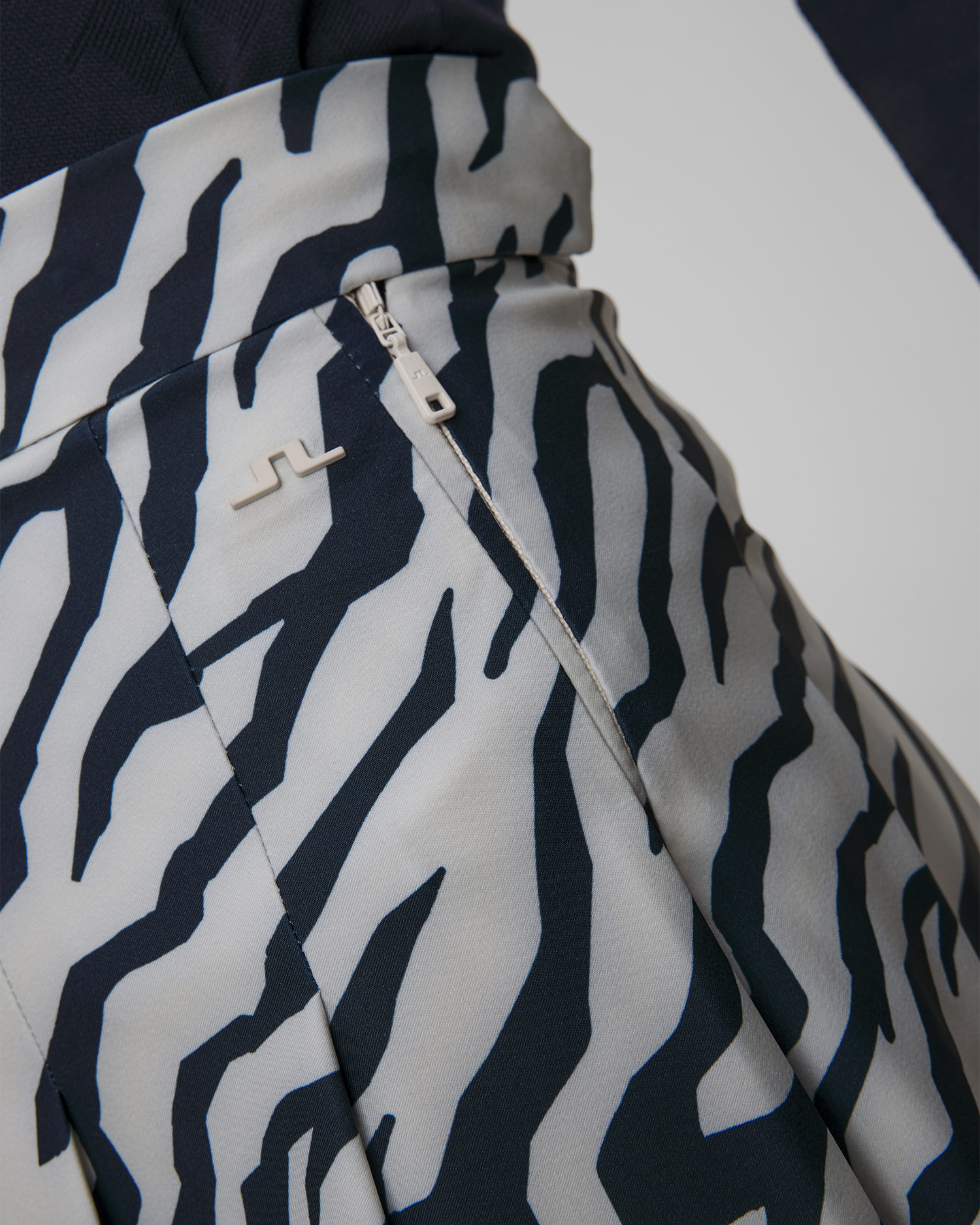 Sportovní sukně J.Lindeberg Adina Print Skirt v Černobílém Barevném Provedení