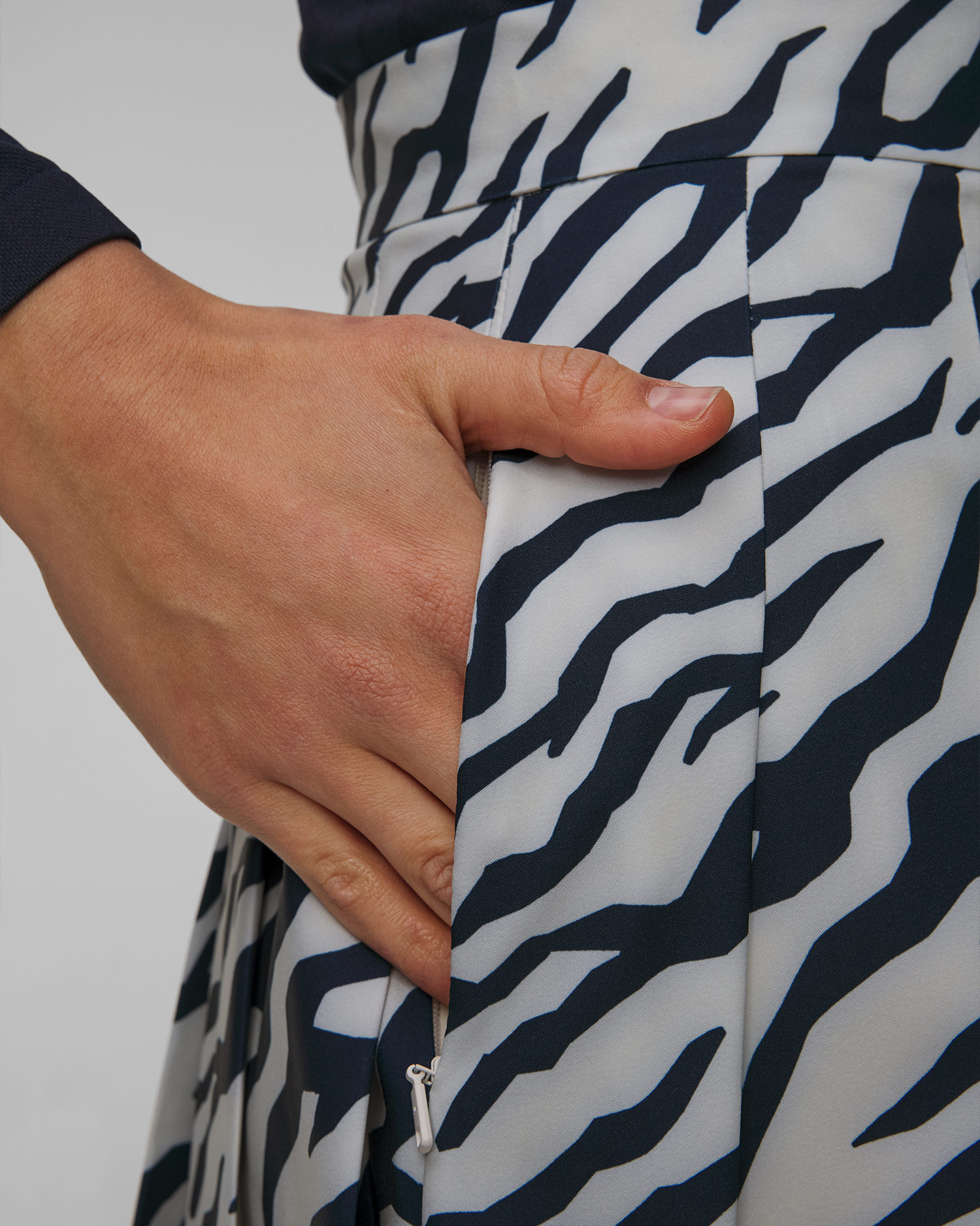 Sportovní sukně J.Lindeberg Adina Print Skirt v Černobílém Barevném Provedení