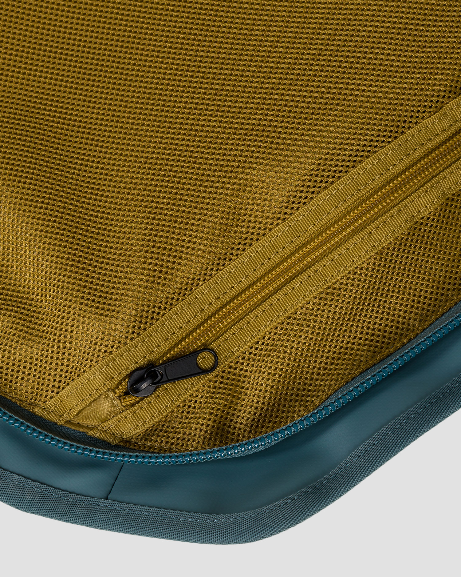 Thule Chasm Carry On Wheeled Duffel Bag 40L Reisetasche mit Rollen in Grau und Blau