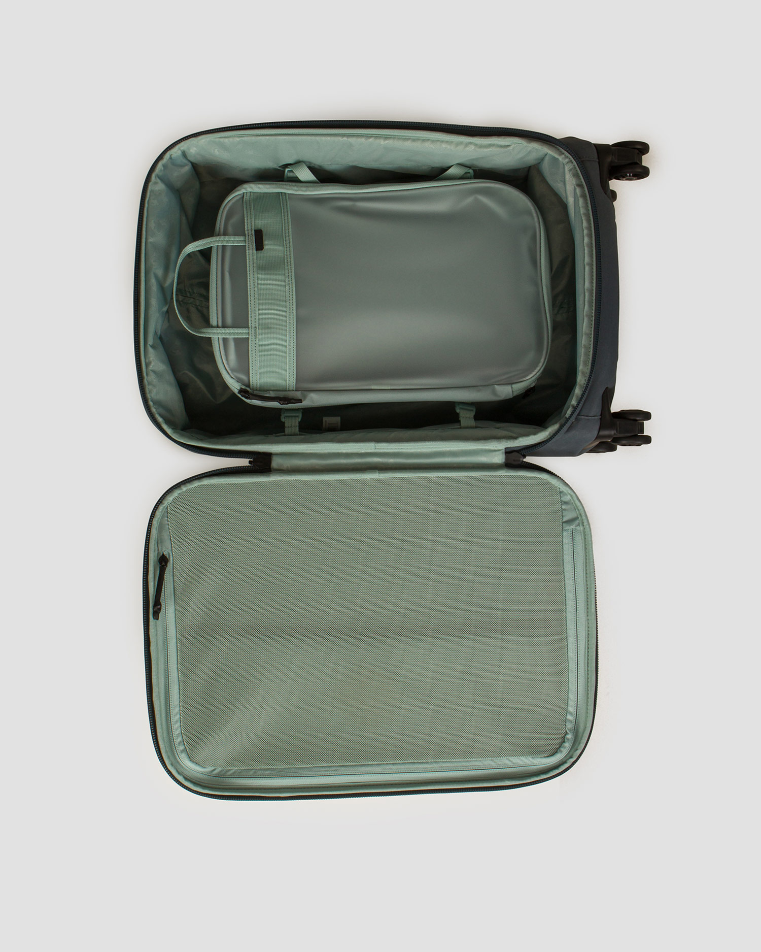 Travel bag on wheels Thule Aion Carry On Spinner 36L