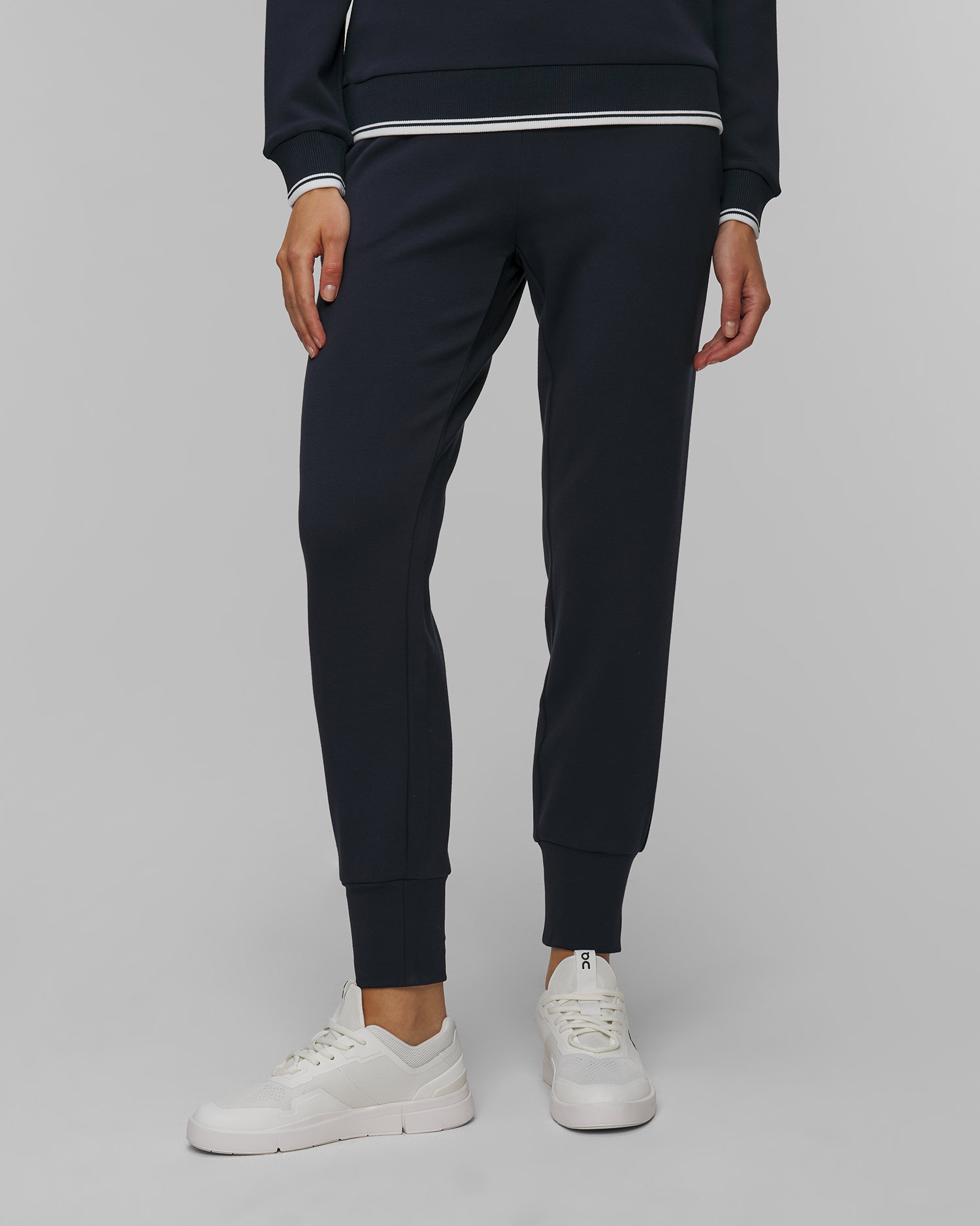 Granatowe spodnie z wiskozy damskie Varley The Slim Cuff Pant 27.5