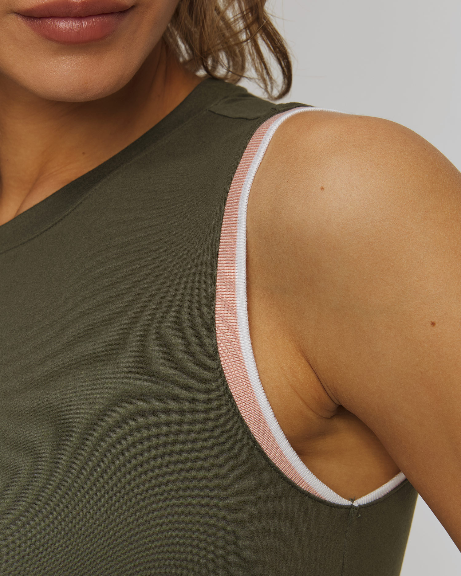 T-shirt kaki pour femmes Varley Arton Performance Tank