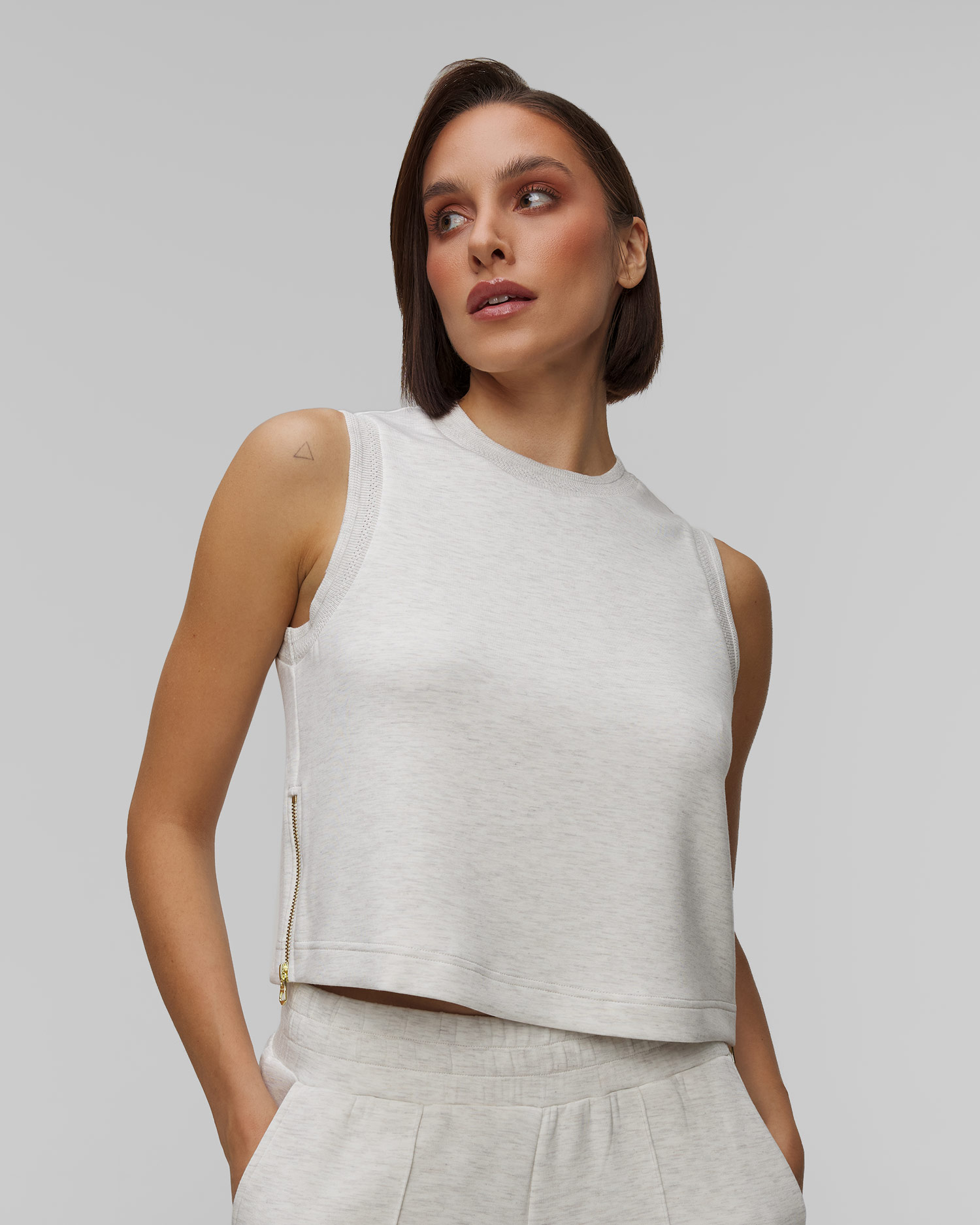 Světle šedé dámské tílko Varley Shea Crop Tank