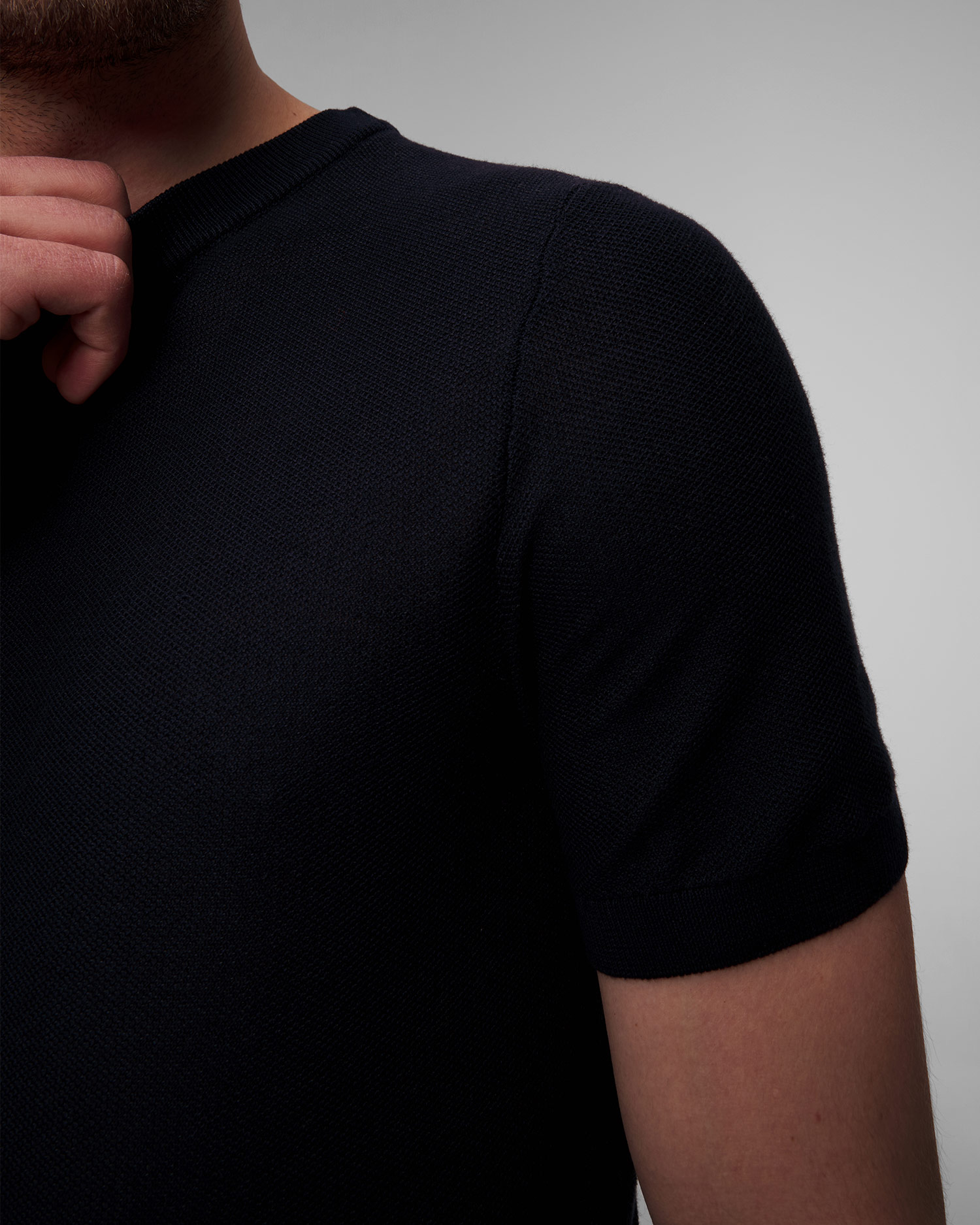 Tmavě modrý pánský svetr s krátkými rukávy Hugo Boss Tantino