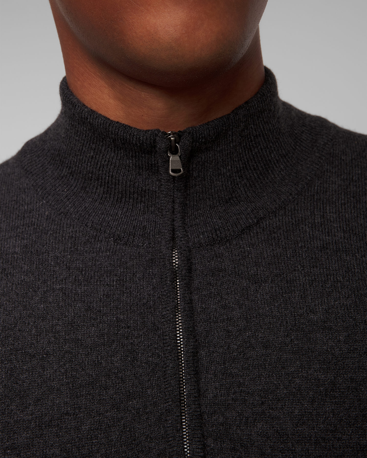 Maglione grigio in cashmere da uomo Johnstons of Elgin