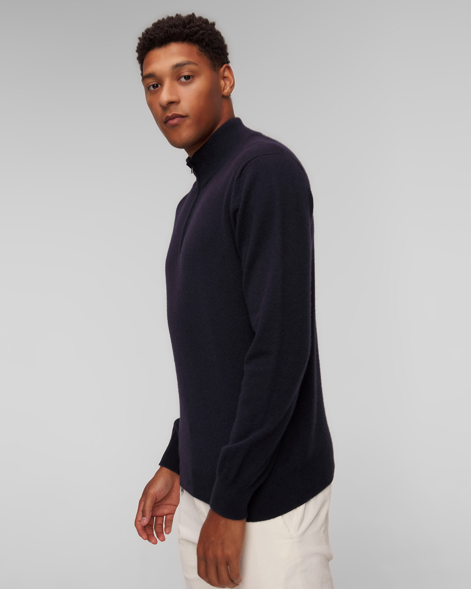 Maglione blu scuro in cashmere da uomo Johnstons of Elgin