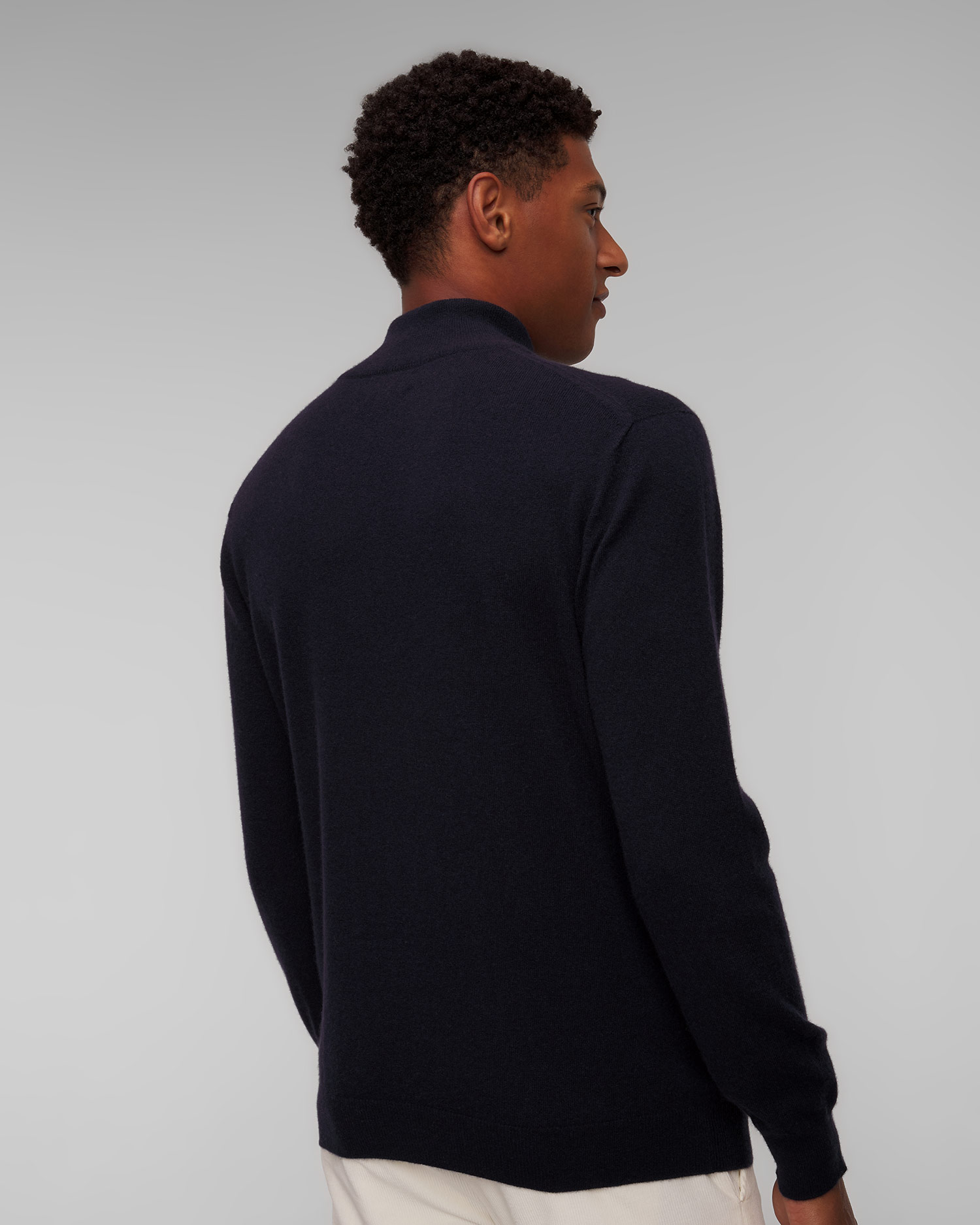 Maglione blu scuro in cashmere da uomo Johnstons of Elgin