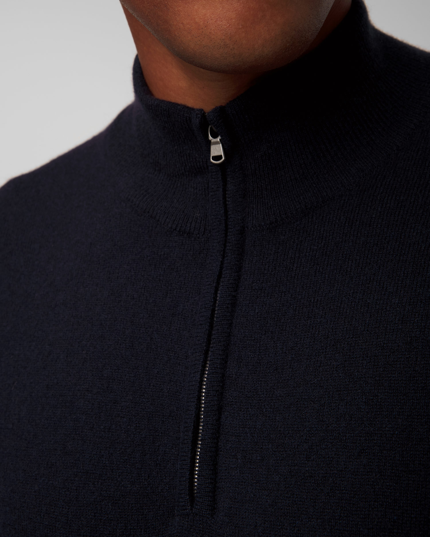 Maglione blu scuro in cashmere da uomo Johnstons of Elgin