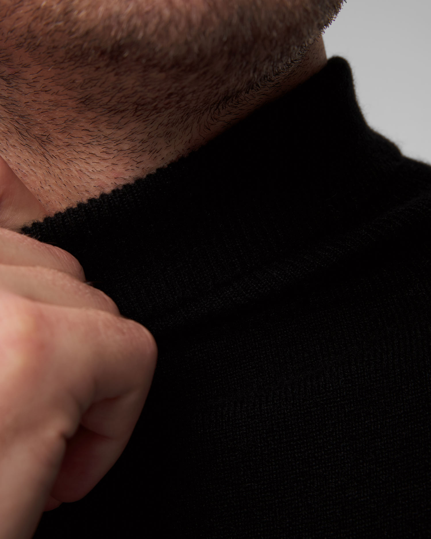 Johnstons of Elgin Herren-Rollkragenpullover aus Kaschmir in Schwarz