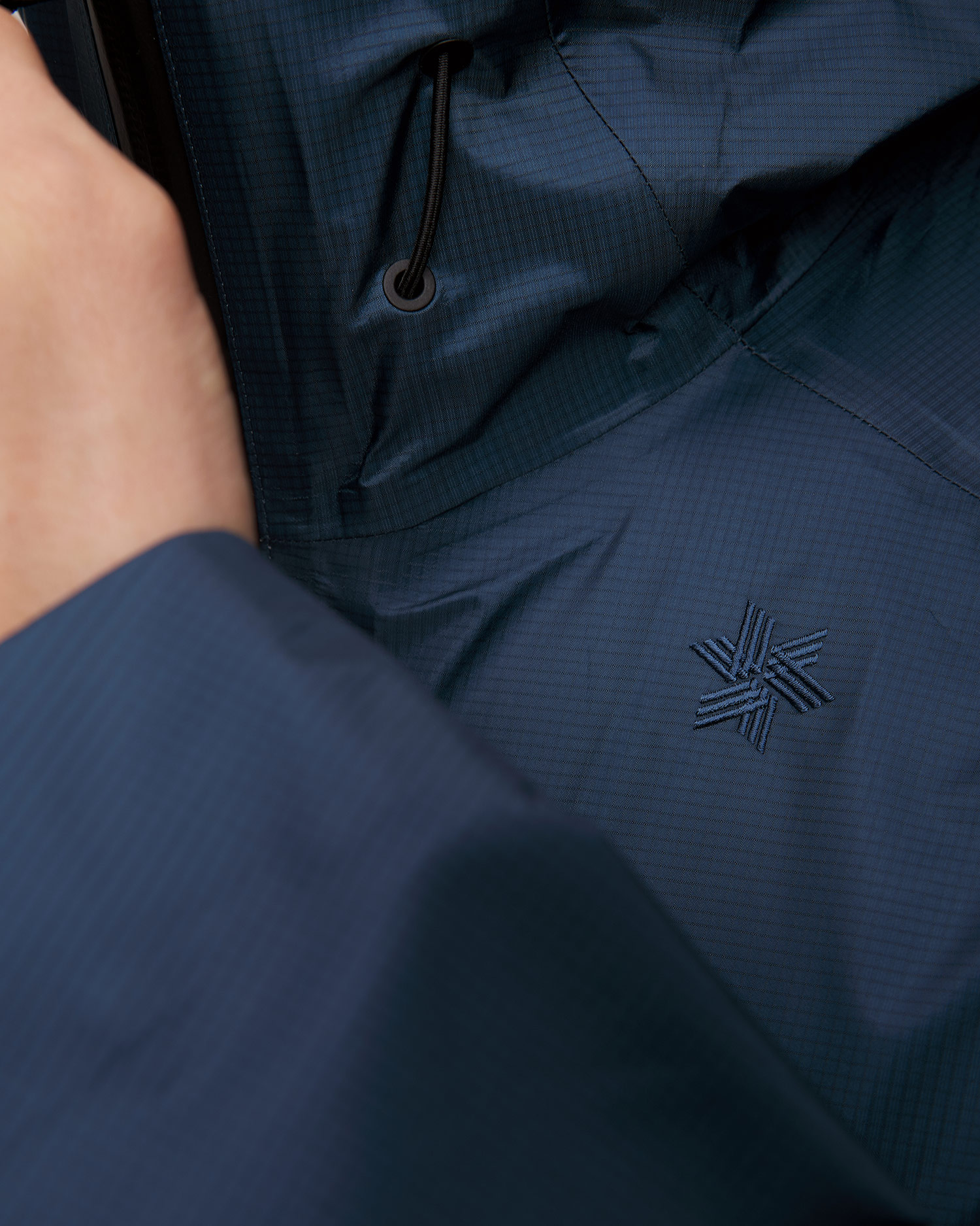 Pánska tmavomodrá vetrovka s membránou Goldwin GORE-TEX 3L Aqua Tect Jacket