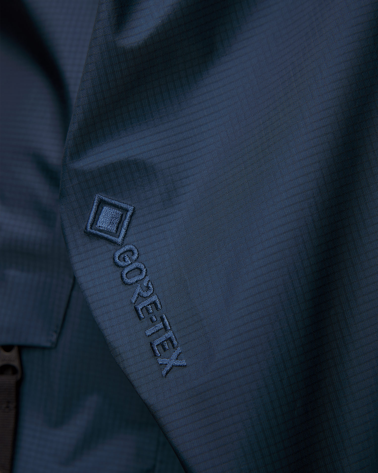 Pánska tmavomodrá vetrovka s membránou Goldwin GORE-TEX 3L Aqua Tect Jacket