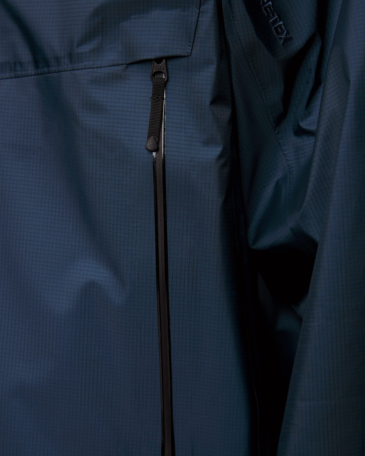 Pánska tmavomodrá vetrovka s membránou Goldwin GORE-TEX 3L Aqua Tect Jacket